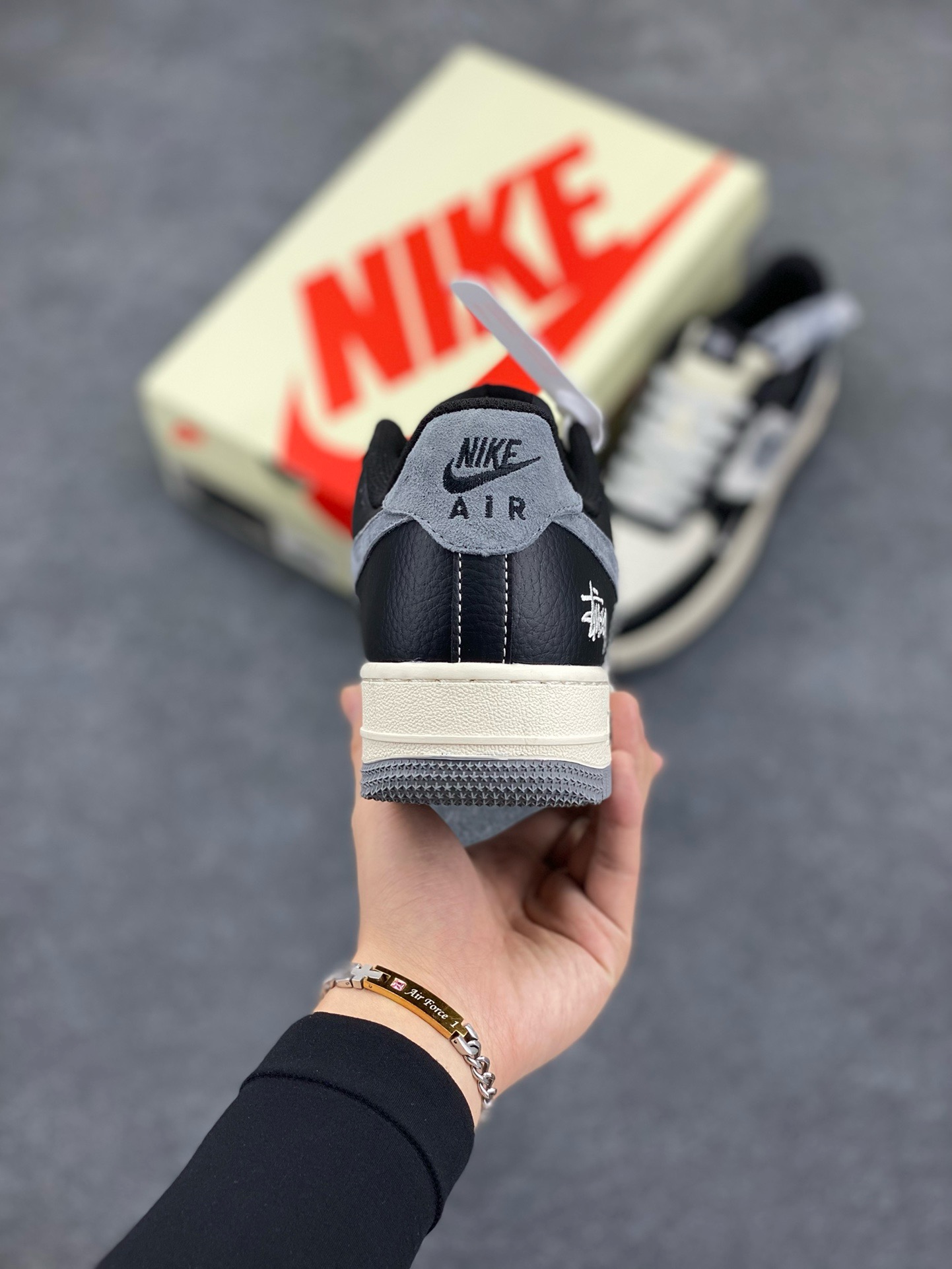 图片[4]-NIke Air Force 1 \’07 Low “斯图西联名–黑灰英文”空军一号 低帮 运动鞋 休闲鞋 折边针车 工艺难度大 原楦头原纸板 原装鞋盒 定制五金配件 内置全掌气垫 原厂鞋底 货号：XZ3328-566 尺码：36 36.5 37.5 38 38.5 39 40 40.5 41 42 42.5 43 44 44.5 45-选品中心