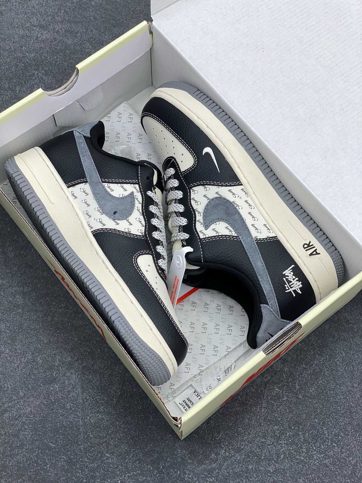 图片[9]-NIke Air Force 1 \’07 Low “斯图西联名–黑灰英文”空军一号 低帮 运动鞋 休闲鞋 折边针车 工艺难度大 原楦头原纸板 原装鞋盒 定制五金配件 内置全掌气垫 原厂鞋底 货号：XZ3328-566 尺码：36 36.5 37.5 38 38.5 39 40 40.5 41 42 42.5 43 44 44.5 45-选品中心