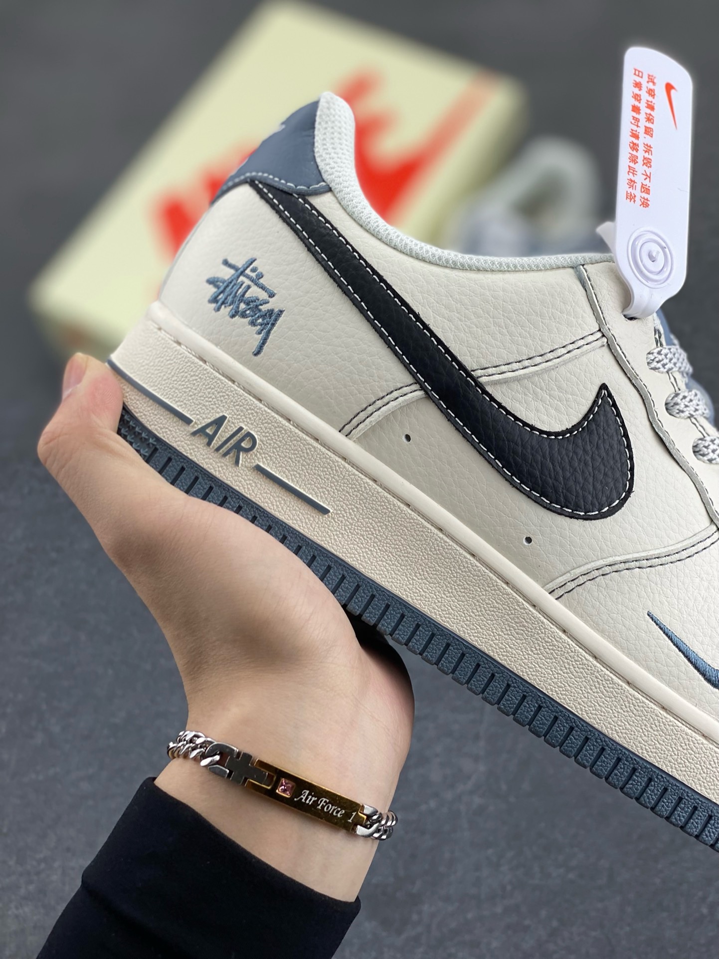 图片[6]-NIke Air Force 1 \’07 Low “斯图西联名——灰底黑勾”空军一号 低帮 运动鞋 休闲鞋 折边针车 工艺难度大 原楦头原纸板 原装鞋盒 定制五金配件 内置全掌气垫 原厂鞋底 货号：XZ6188-761 尺码：36 36.5 37.5 38 38.5 39 40 40.5 41 42 42.5 43 44 44.5 45-选品中心
