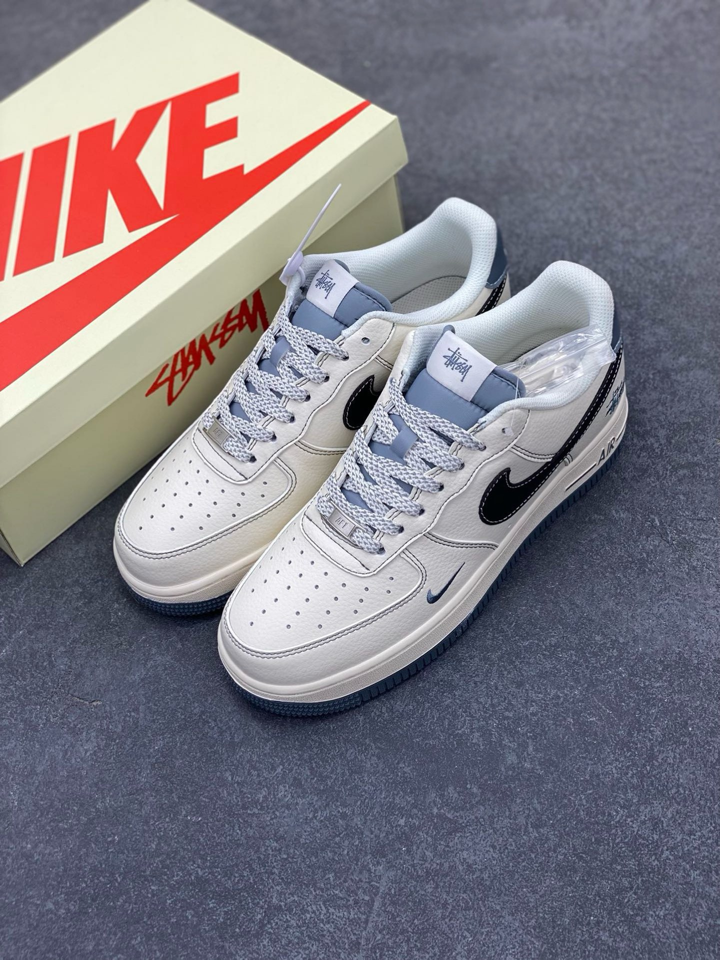 图片[8]-NIke Air Force 1 \’07 Low “斯图西联名——灰底黑勾”空军一号 低帮 运动鞋 休闲鞋 折边针车 工艺难度大 原楦头原纸板 原装鞋盒 定制五金配件 内置全掌气垫 原厂鞋底 货号：XZ6188-761 尺码：36 36.5 37.5 38 38.5 39 40 40.5 41 42 42.5 43 44 44.5 45-选品中心
