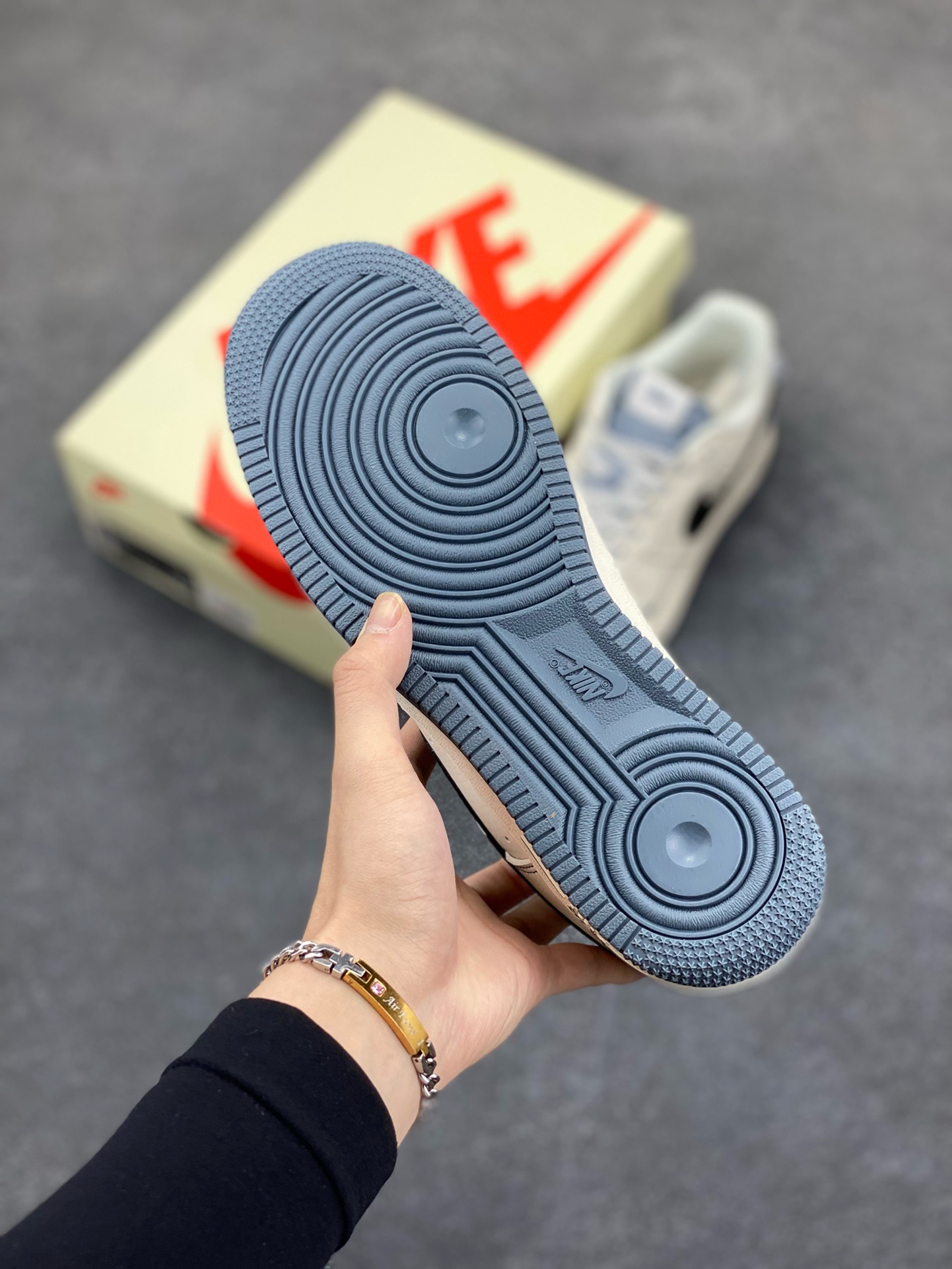 图片[5]-NIke Air Force 1 \’07 Low “斯图西联名——灰底黑勾”空军一号 低帮 运动鞋 休闲鞋 折边针车 工艺难度大 原楦头原纸板 原装鞋盒 定制五金配件 内置全掌气垫 原厂鞋底 货号：XZ6188-761 尺码：36 36.5 37.5 38 38.5 39 40 40.5 41 42 42.5 43 44 44.5 45-选品中心