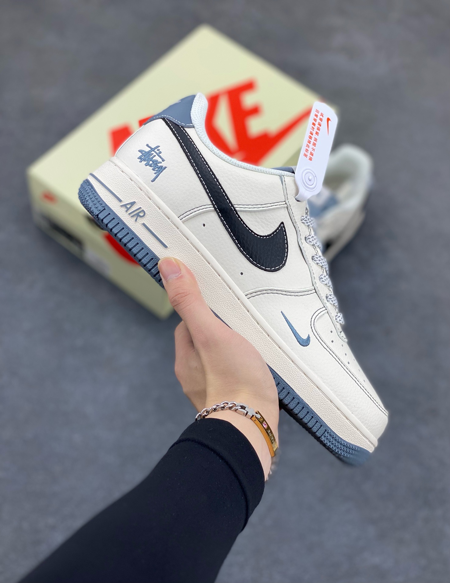 NIke Air Force 1 \’07 Low “斯图西联名——灰底黑勾”空军一号 低帮 运动鞋 休闲鞋 折边针车 工艺难度大 原楦头原纸板 原装鞋盒 定制五金配件 内置全掌气垫 原厂鞋底 货号:XZ6188-761 尺码:36 36.5 37.5 38 38.5 39 40 40.5 41 42 42.5 43 44 44.5 45-选品中心