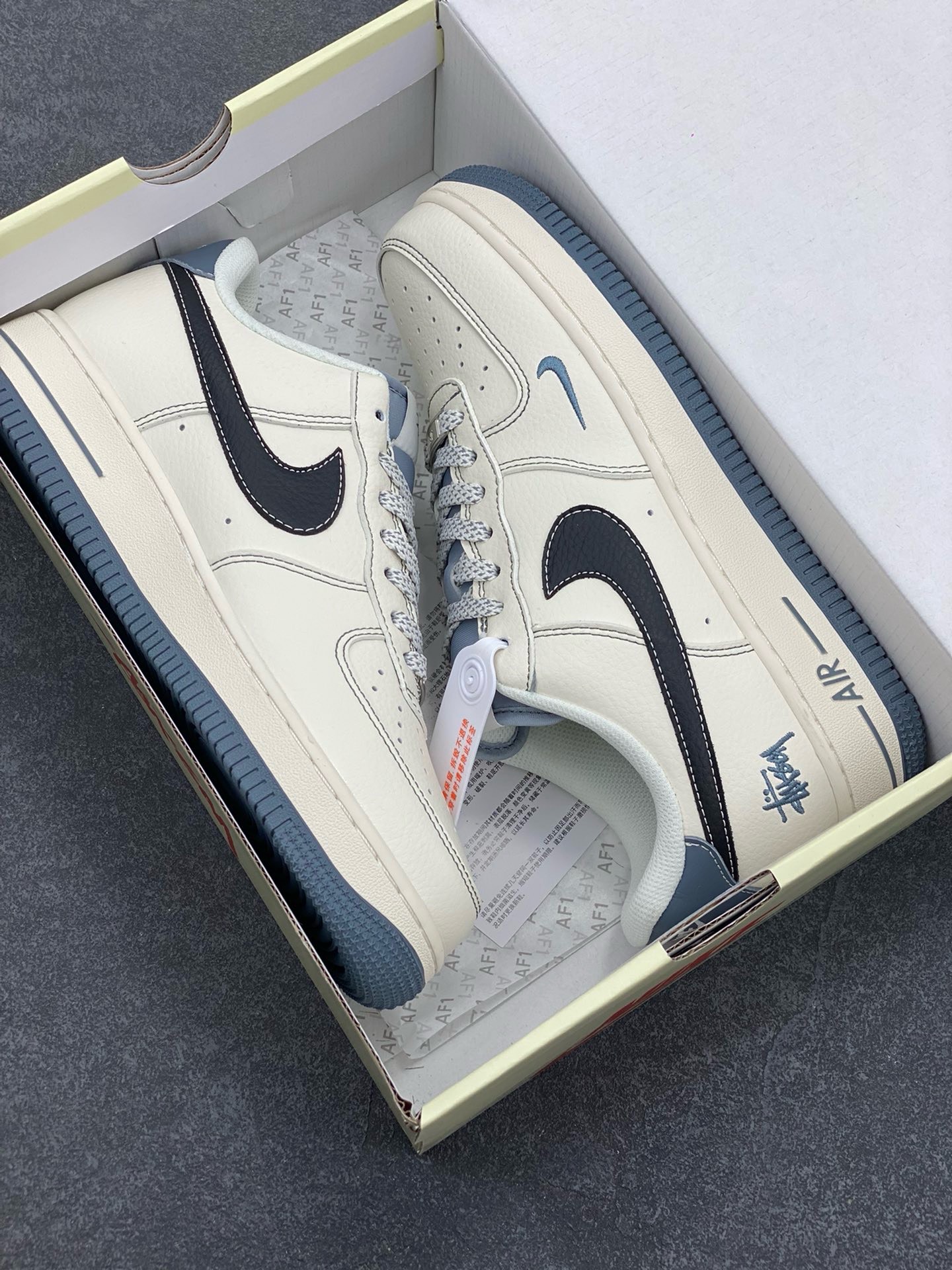 图片[9]-NIke Air Force 1 \’07 Low “斯图西联名——灰底黑勾”空军一号 低帮 运动鞋 休闲鞋 折边针车 工艺难度大 原楦头原纸板 原装鞋盒 定制五金配件 内置全掌气垫 原厂鞋底 货号：XZ6188-761 尺码：36 36.5 37.5 38 38.5 39 40 40.5 41 42 42.5 43 44 44.5 45-选品中心