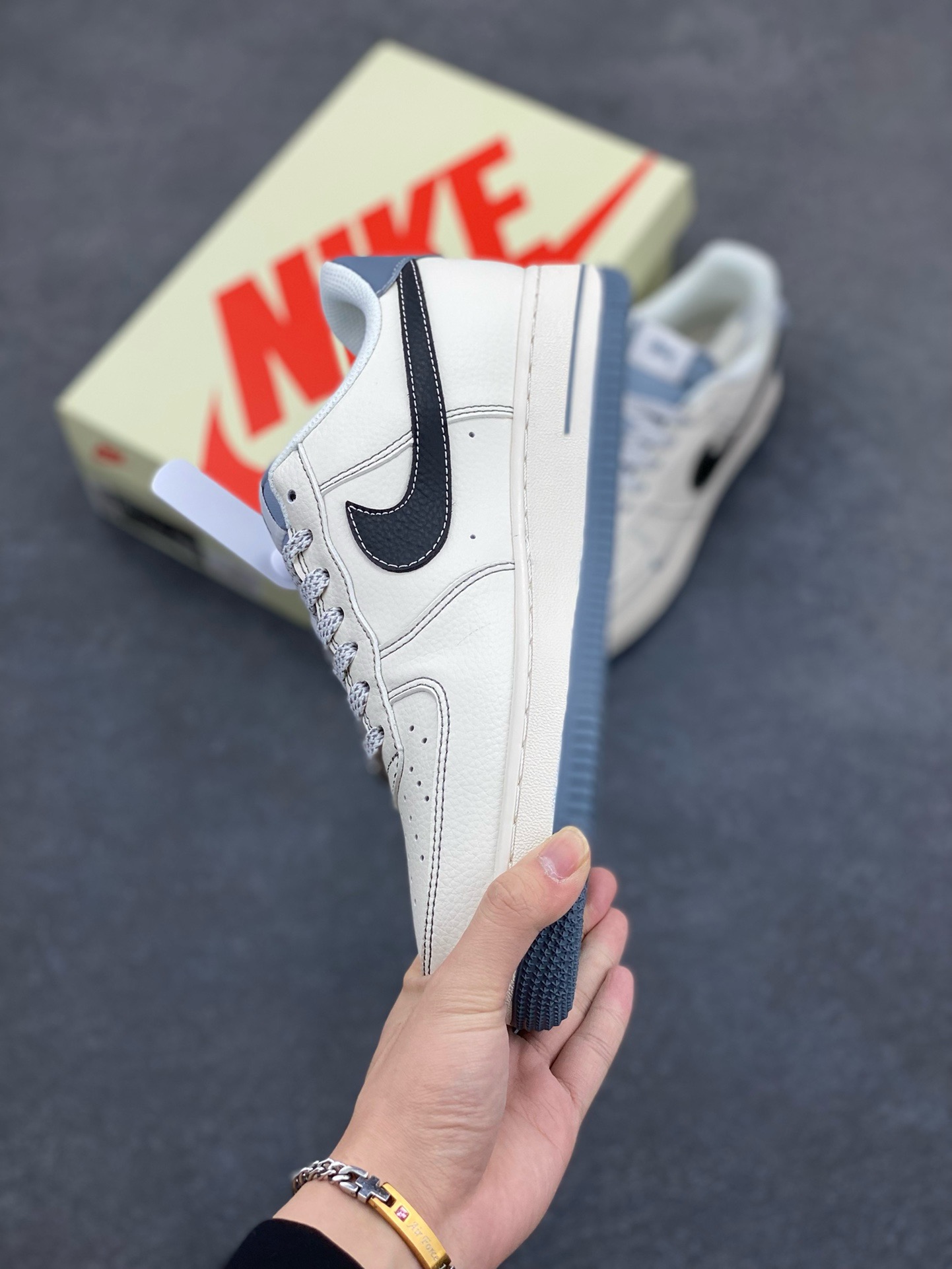 图片[3]-NIke Air Force 1 \’07 Low “斯图西联名——灰底黑勾”空军一号 低帮 运动鞋 休闲鞋 折边针车 工艺难度大 原楦头原纸板 原装鞋盒 定制五金配件 内置全掌气垫 原厂鞋底 货号：XZ6188-761 尺码：36 36.5 37.5 38 38.5 39 40 40.5 41 42 42.5 43 44 44.5 45-选品中心