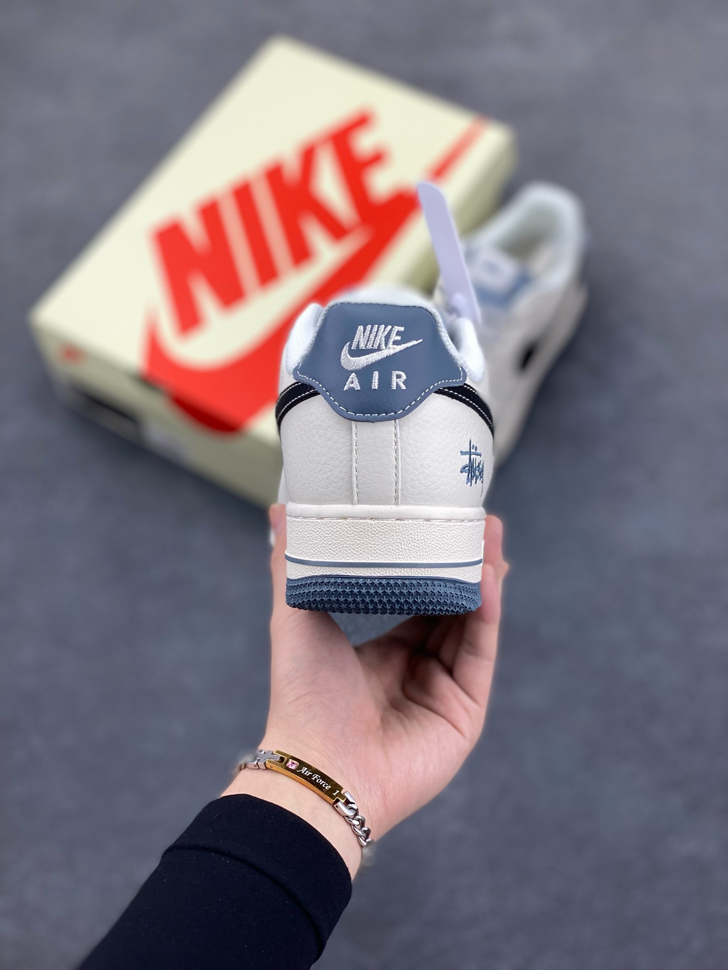 图片[4]-NIke Air Force 1 \’07 Low “斯图西联名——灰底黑勾”空军一号 低帮 运动鞋 休闲鞋 折边针车 工艺难度大 原楦头原纸板 原装鞋盒 定制五金配件 内置全掌气垫 原厂鞋底 货号：XZ6188-761 尺码：36 36.5 37.5 38 38.5 39 40 40.5 41 42 42.5 43 44 44.5 45-选品中心