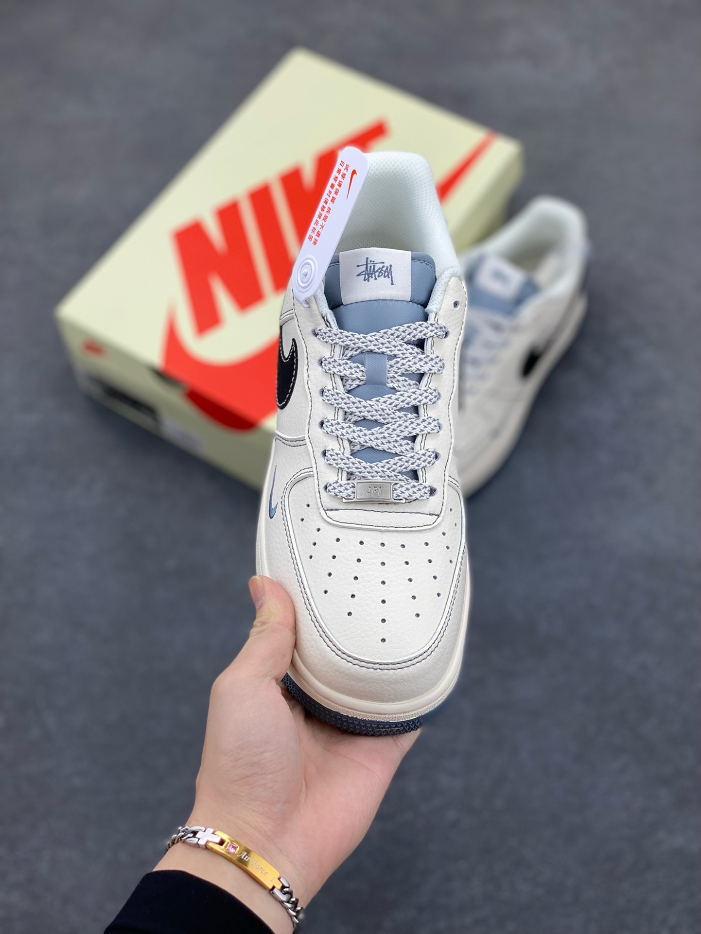 图片[2]-NIke Air Force 1 \’07 Low “斯图西联名——灰底黑勾”空军一号 低帮 运动鞋 休闲鞋 折边针车 工艺难度大 原楦头原纸板 原装鞋盒 定制五金配件 内置全掌气垫 原厂鞋底 货号：XZ6188-761 尺码：36 36.5 37.5 38 38.5 39 40 40.5 41 42 42.5 43 44 44.5 45-选品中心