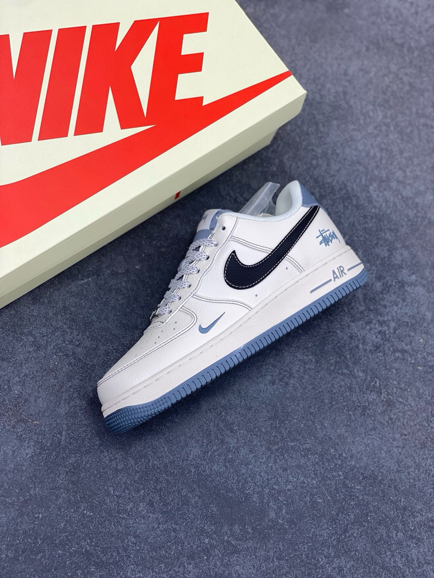 图片[7]-NIke Air Force 1 \’07 Low “斯图西联名——灰底黑勾”空军一号 低帮 运动鞋 休闲鞋 折边针车 工艺难度大 原楦头原纸板 原装鞋盒 定制五金配件 内置全掌气垫 原厂鞋底 货号：XZ6188-761 尺码：36 36.5 37.5 38 38.5 39 40 40.5 41 42 42.5 43 44 44.5 45-选品中心