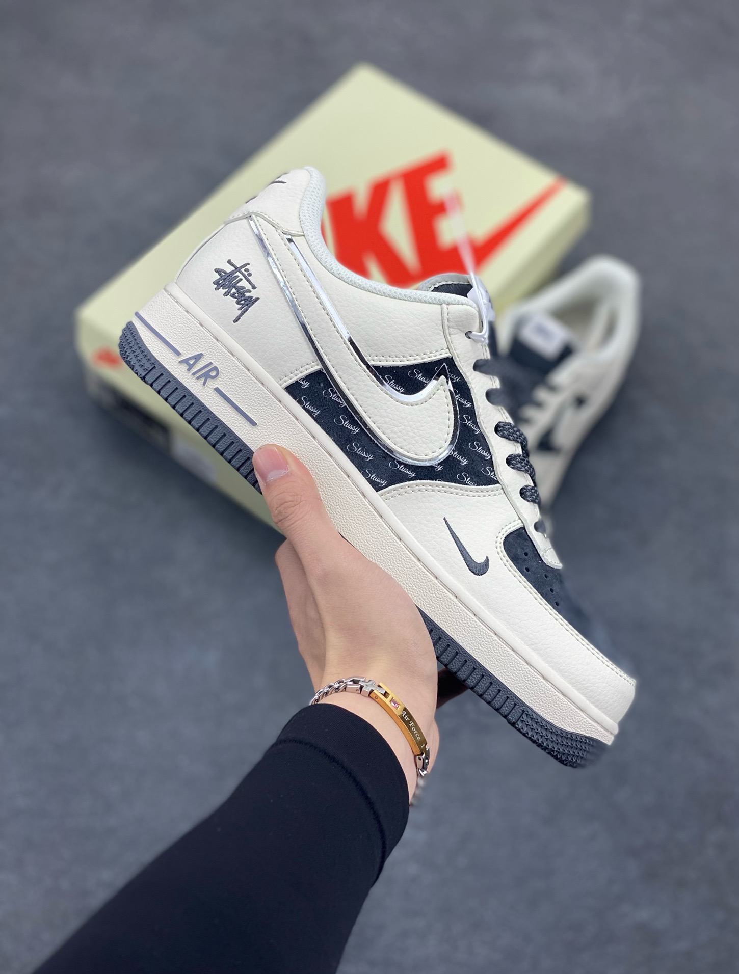 NIke Air Force 1 \’07 Low “斯图西联名——米灰英文猪八”空军一号 低帮 运动鞋 休闲鞋 折边针车 工艺难度大 原楦头原纸板 原装鞋盒 定制五金配件 内置全掌气垫 原厂鞋底 货号:XZ6188-726 尺码:36 36.5 37.5 38 38.5 39 40 40.5 41 42 42.5 43 44 44.5 45-选品中心