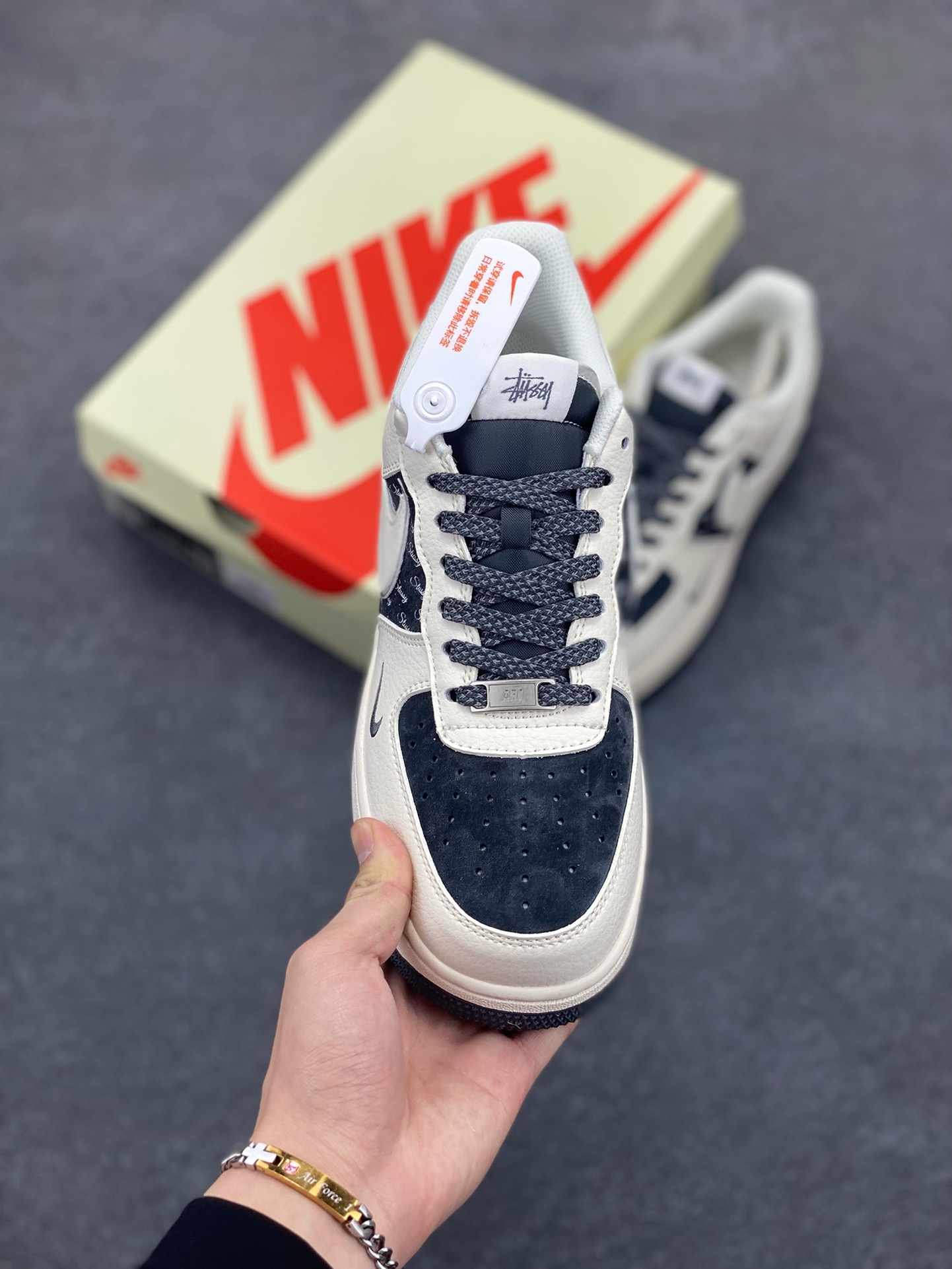 图片[2]-NIke Air Force 1 \’07 Low “斯图西联名——米灰英文猪八”空军一号 低帮 运动鞋 休闲鞋 折边针车 工艺难度大 原楦头原纸板 原装鞋盒 定制五金配件 内置全掌气垫 原厂鞋底 货号：XZ6188-726 尺码：36 36.5 37.5 38 38.5 39 40 40.5 41 42 42.5 43 44 44.5 45-选品中心