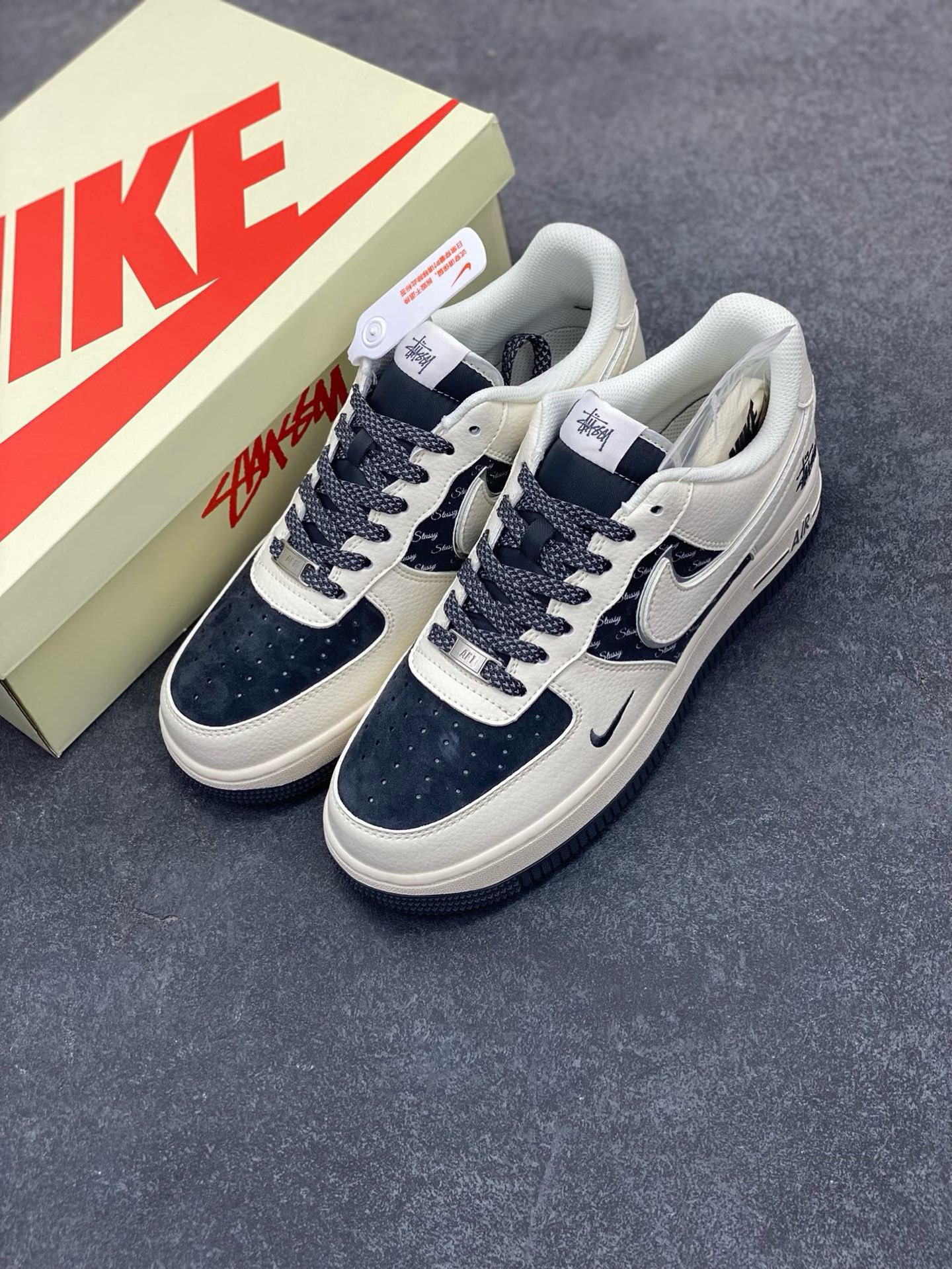 图片[8]-NIke Air Force 1 \’07 Low “斯图西联名——米灰英文猪八”空军一号 低帮 运动鞋 休闲鞋 折边针车 工艺难度大 原楦头原纸板 原装鞋盒 定制五金配件 内置全掌气垫 原厂鞋底 货号：XZ6188-726 尺码：36 36.5 37.5 38 38.5 39 40 40.5 41 42 42.5 43 44 44.5 45-选品中心