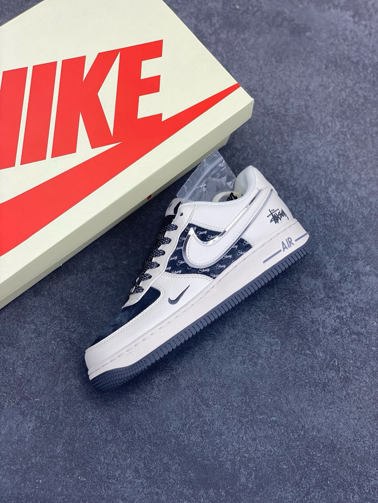 图片[7]-NIke Air Force 1 \’07 Low “斯图西联名——米灰英文猪八”空军一号 低帮 运动鞋 休闲鞋 折边针车 工艺难度大 原楦头原纸板 原装鞋盒 定制五金配件 内置全掌气垫 原厂鞋底 货号：XZ6188-726 尺码：36 36.5 37.5 38 38.5 39 40 40.5 41 42 42.5 43 44 44.5 45-选品中心