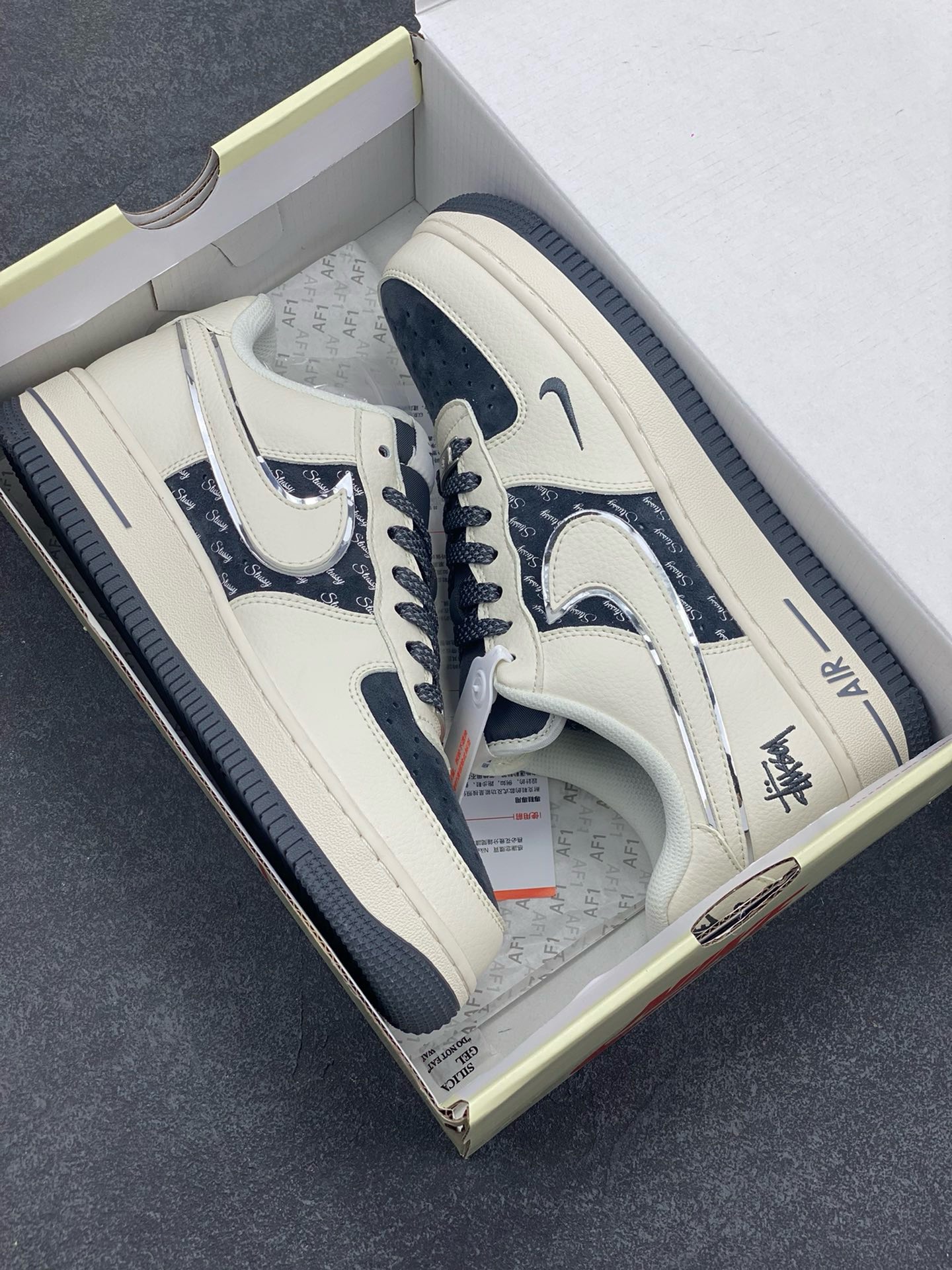 图片[9]-NIke Air Force 1 \’07 Low “斯图西联名——米灰英文猪八”空军一号 低帮 运动鞋 休闲鞋 折边针车 工艺难度大 原楦头原纸板 原装鞋盒 定制五金配件 内置全掌气垫 原厂鞋底 货号：XZ6188-726 尺码：36 36.5 37.5 38 38.5 39 40 40.5 41 42 42.5 43 44 44.5 45-选品中心