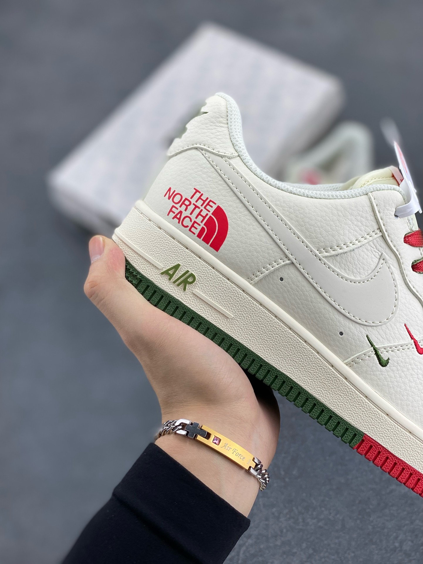 图片[6]-NIke Air Force 1 \’07 Low “北面联名–米红绿双拼”空军一号 低帮 运动鞋 休闲鞋 折边针车 工艺难度大 原楦头原纸板 原装鞋盒 定制五金配件 内置全掌气垫 原厂鞋底 货号：XZ6188-011 尺码：36 36.5 37.5 38 38.5 39 40 40.5 41 42 42.5 43 44 44.5 45-选品中心