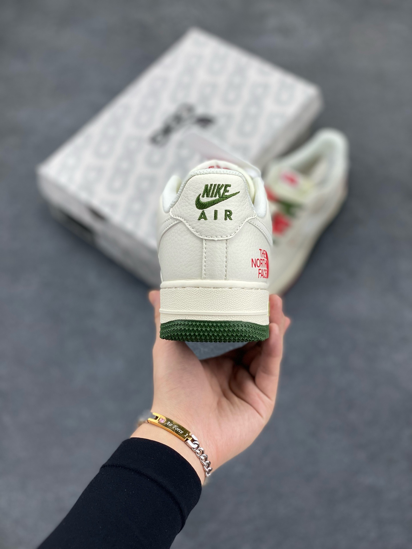 图片[4]-NIke Air Force 1 \’07 Low “北面联名–米红绿双拼”空军一号 低帮 运动鞋 休闲鞋 折边针车 工艺难度大 原楦头原纸板 原装鞋盒 定制五金配件 内置全掌气垫 原厂鞋底 货号：XZ6188-011 尺码：36 36.5 37.5 38 38.5 39 40 40.5 41 42 42.5 43 44 44.5 45-选品中心