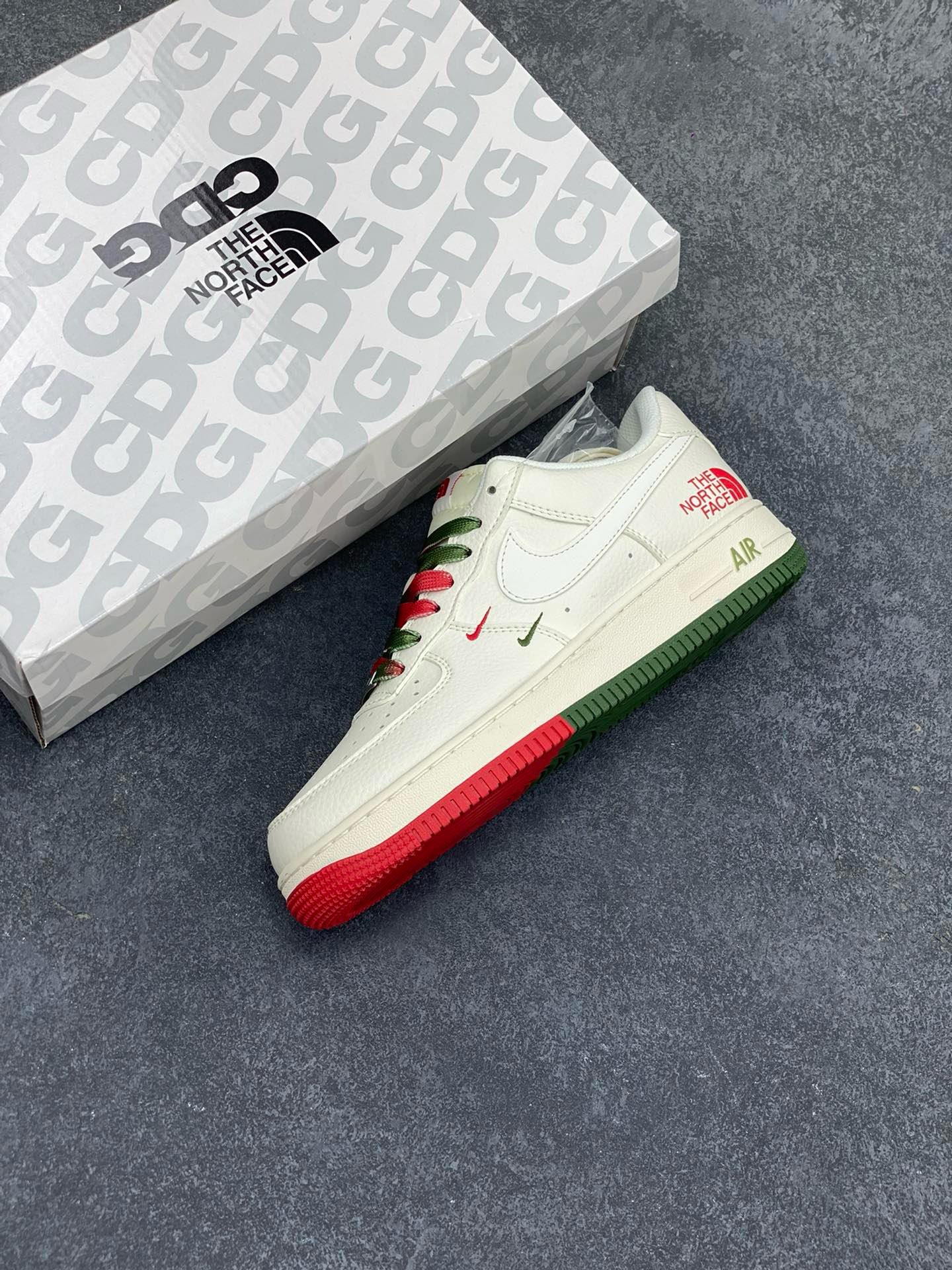 图片[7]-NIke Air Force 1 \’07 Low “北面联名–米红绿双拼”空军一号 低帮 运动鞋 休闲鞋 折边针车 工艺难度大 原楦头原纸板 原装鞋盒 定制五金配件 内置全掌气垫 原厂鞋底 货号：XZ6188-011 尺码：36 36.5 37.5 38 38.5 39 40 40.5 41 42 42.5 43 44 44.5 45-选品中心