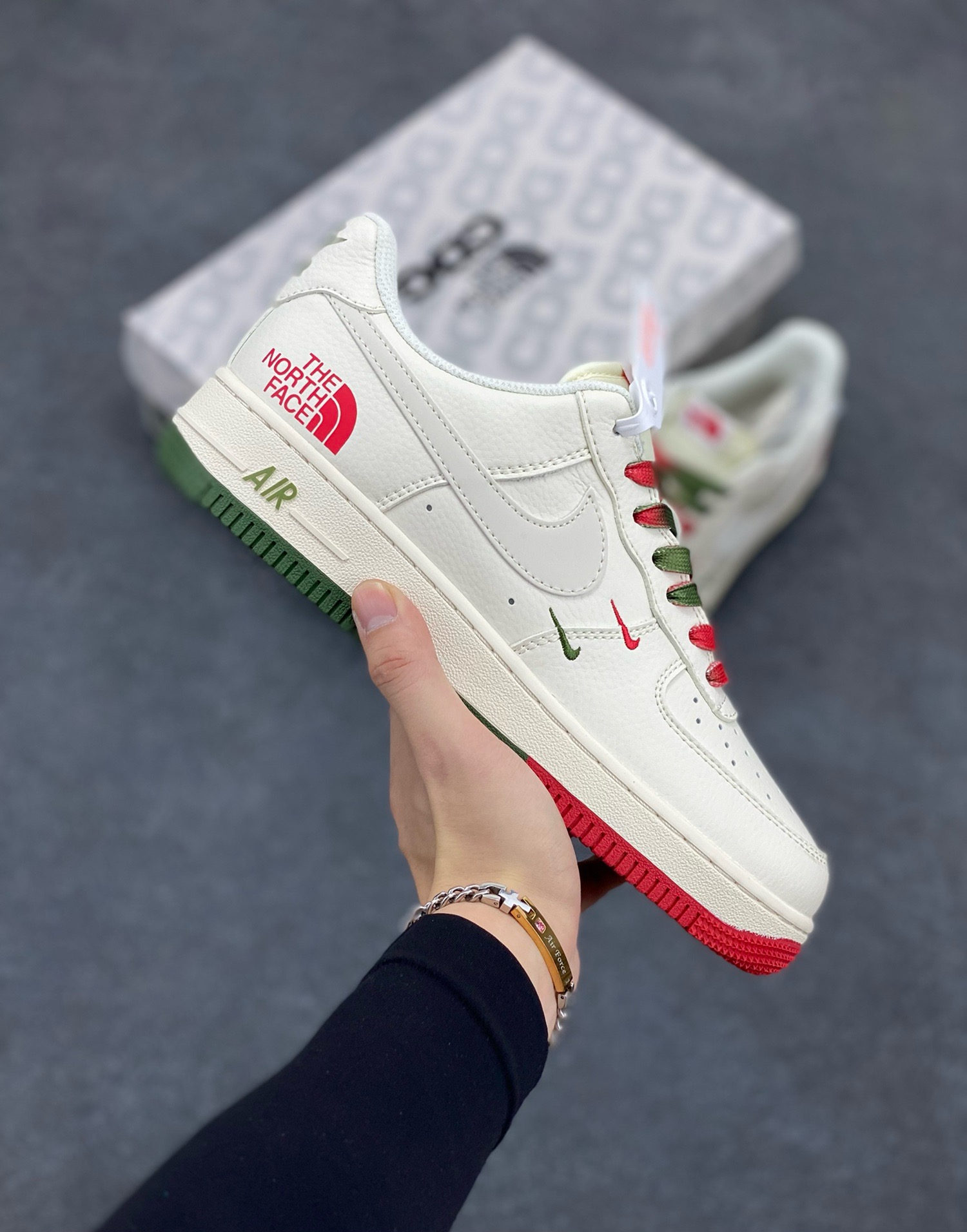 NIke Air Force 1 \’07 Low “北面联名–米红绿双拼”空军一号 低帮 运动鞋 休闲鞋 折边针车 工艺难度大 原楦头原纸板 原装鞋盒 定制五金配件 内置全掌气垫 原厂鞋底 货号:XZ6188-011 尺码:36 36.5 37.5 38 38.5 39 40 40.5 41 42 42.5 43 44 44.5 45-选品中心