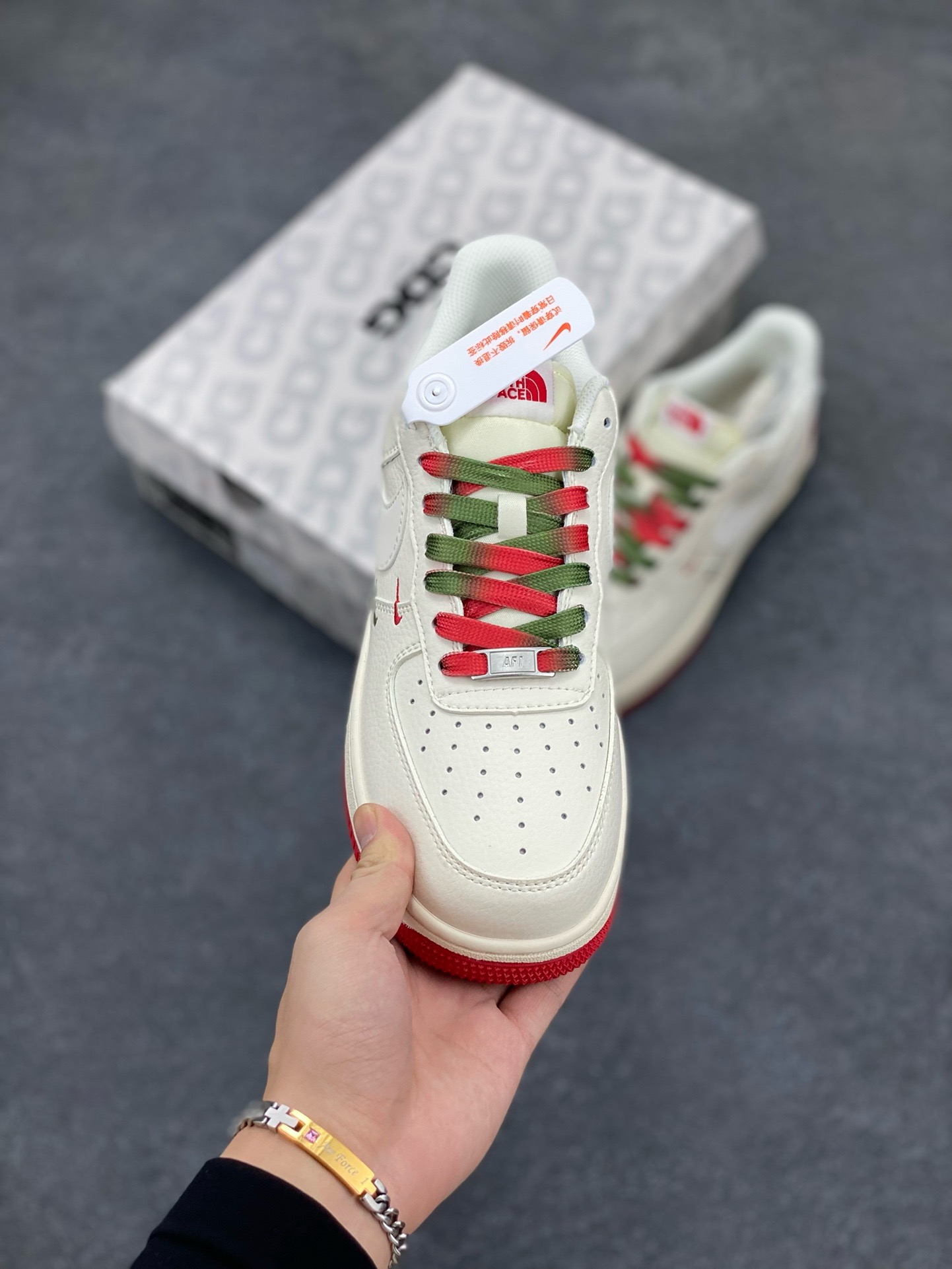 图片[2]-NIke Air Force 1 \’07 Low “北面联名–米红绿双拼”空军一号 低帮 运动鞋 休闲鞋 折边针车 工艺难度大 原楦头原纸板 原装鞋盒 定制五金配件 内置全掌气垫 原厂鞋底 货号：XZ6188-011 尺码：36 36.5 37.5 38 38.5 39 40 40.5 41 42 42.5 43 44 44.5 45-选品中心