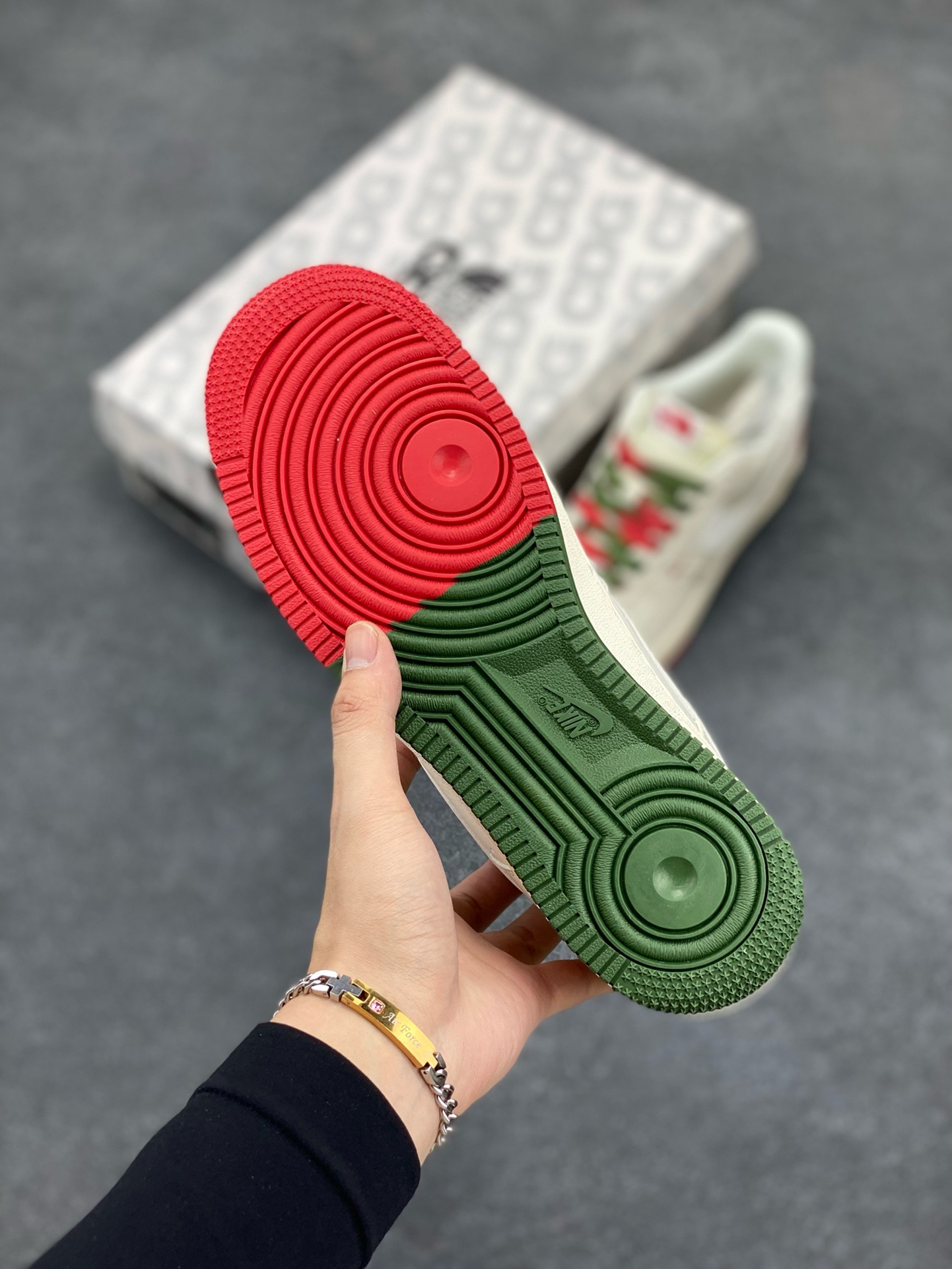 图片[5]-NIke Air Force 1 \’07 Low “北面联名–米红绿双拼”空军一号 低帮 运动鞋 休闲鞋 折边针车 工艺难度大 原楦头原纸板 原装鞋盒 定制五金配件 内置全掌气垫 原厂鞋底 货号：XZ6188-011 尺码：36 36.5 37.5 38 38.5 39 40 40.5 41 42 42.5 43 44 44.5 45-选品中心