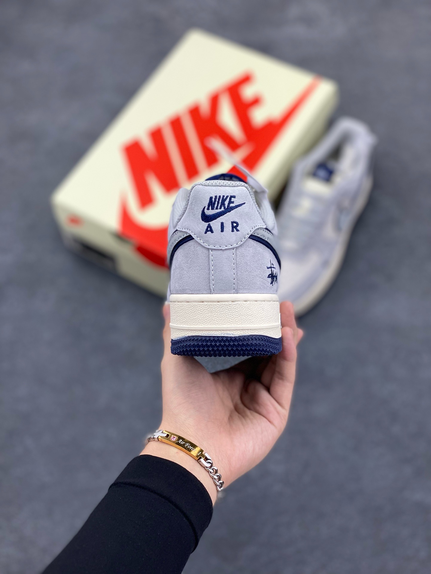 图片[4]-NIke Air Force 1 \’07 Low “斯图西联名–灰猪八蓝底”空军一号 低帮 运动鞋 休闲鞋 折边针车 工艺难度大 原楦头原纸板 原装鞋盒 定制五金配件 内置全掌气垫 原厂鞋底 货号：XZ3318-028 尺码：36 36.5 37.5 38 38.5 39 40 40.5 41 42 42.5 43 44 44.5 45-选品中心