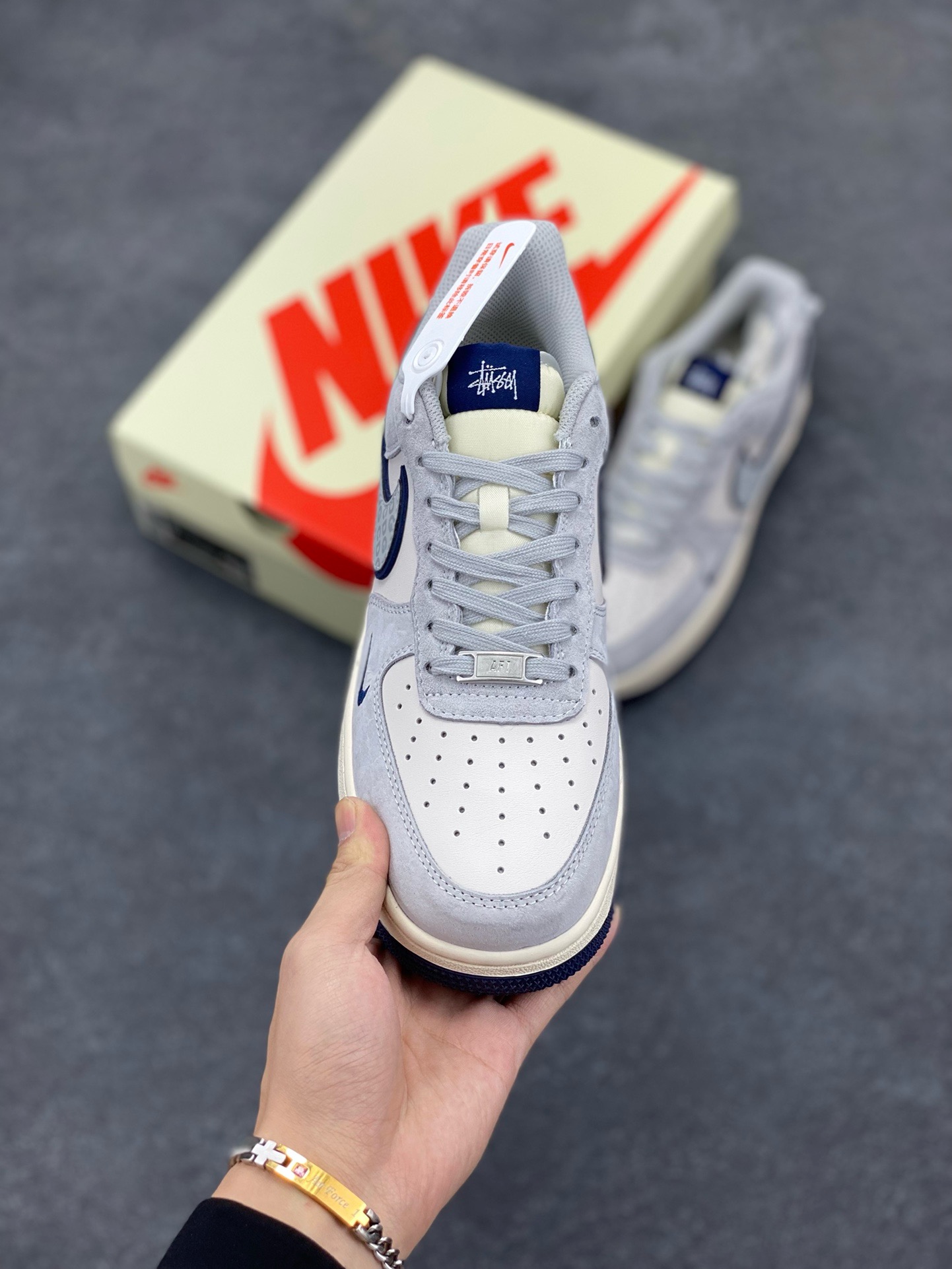 图片[2]-NIke Air Force 1 \’07 Low “斯图西联名–灰猪八蓝底”空军一号 低帮 运动鞋 休闲鞋 折边针车 工艺难度大 原楦头原纸板 原装鞋盒 定制五金配件 内置全掌气垫 原厂鞋底 货号：XZ3318-028 尺码：36 36.5 37.5 38 38.5 39 40 40.5 41 42 42.5 43 44 44.5 45-选品中心