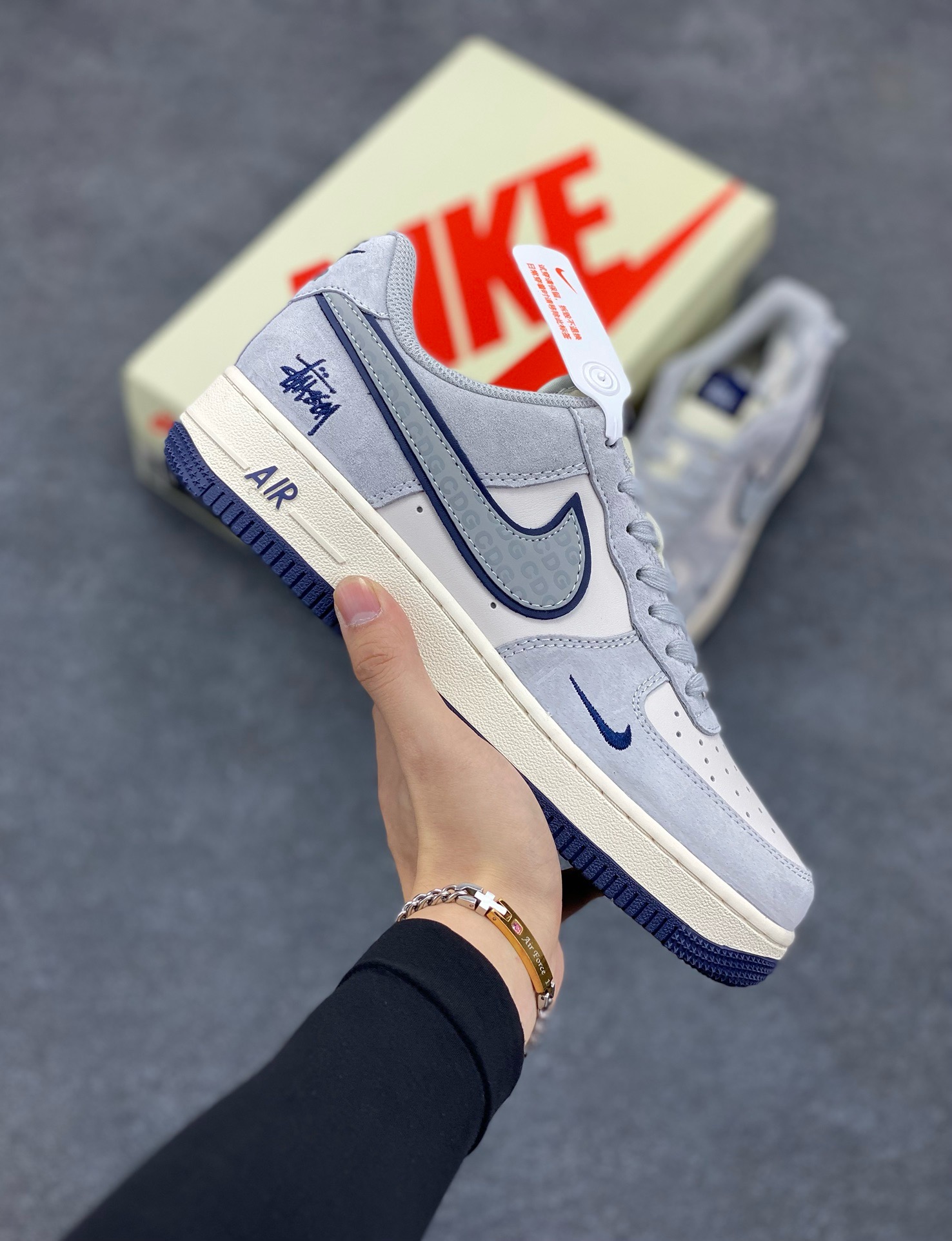 NIke Air Force 1 \’07 Low “斯图西联名–灰猪八蓝底”空军一号 低帮 运动鞋 休闲鞋 折边针车 工艺难度大 原楦头原纸板 原装鞋盒 定制五金配件 内置全掌气垫 原厂鞋底 货号:XZ3318-028 尺码:36 36.5 37.5 38 38.5 39 40 40.5 41 42 42.5 43 44 44.5 45-选品中心
