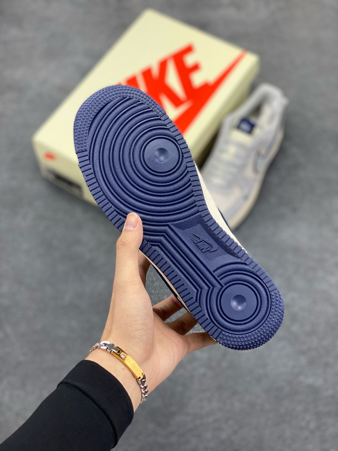 图片[5]-NIke Air Force 1 \’07 Low “斯图西联名–灰猪八蓝底”空军一号 低帮 运动鞋 休闲鞋 折边针车 工艺难度大 原楦头原纸板 原装鞋盒 定制五金配件 内置全掌气垫 原厂鞋底 货号：XZ3318-028 尺码：36 36.5 37.5 38 38.5 39 40 40.5 41 42 42.5 43 44 44.5 45-选品中心