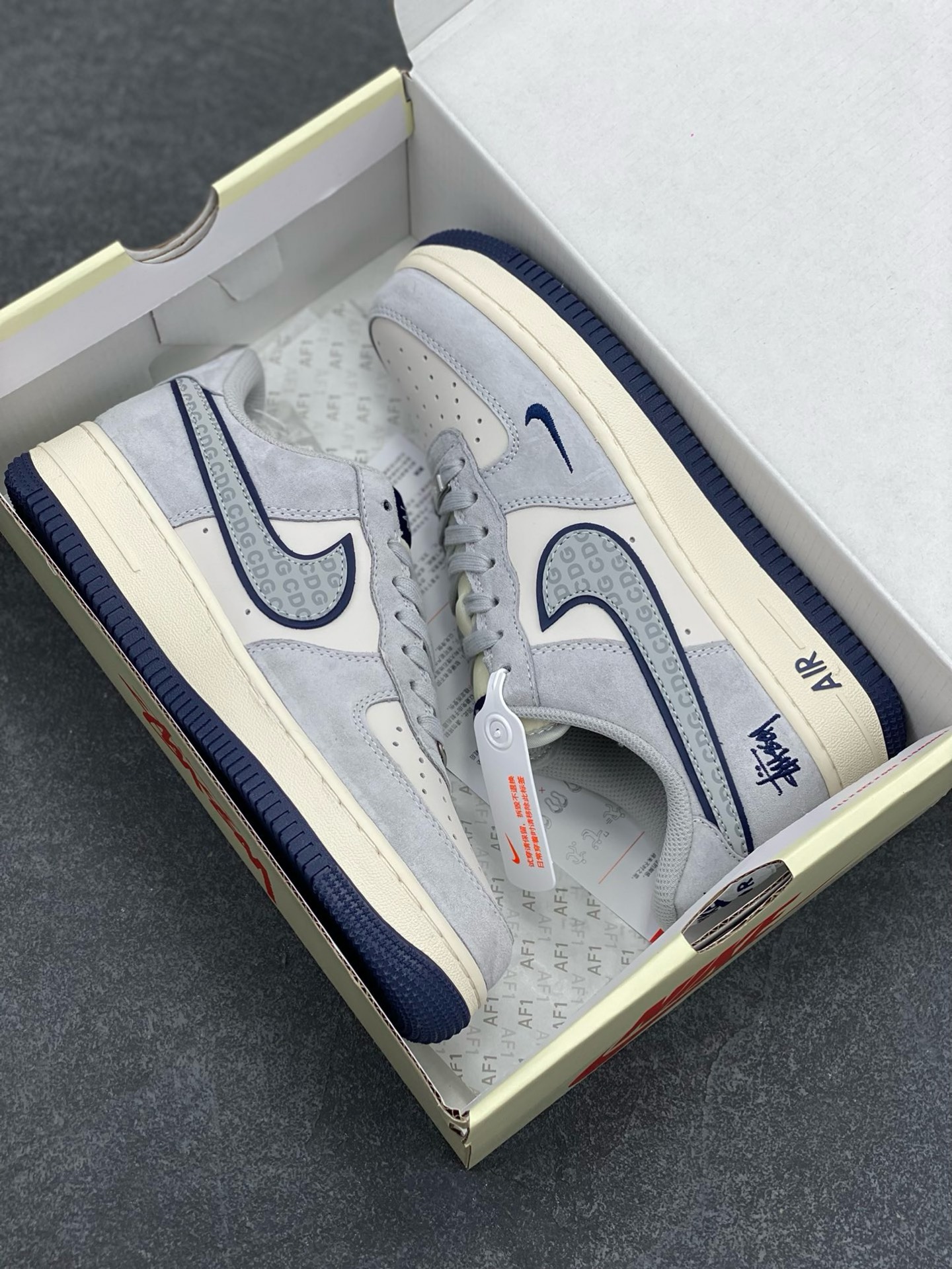 图片[9]-NIke Air Force 1 \’07 Low “斯图西联名–灰猪八蓝底”空军一号 低帮 运动鞋 休闲鞋 折边针车 工艺难度大 原楦头原纸板 原装鞋盒 定制五金配件 内置全掌气垫 原厂鞋底 货号：XZ3318-028 尺码：36 36.5 37.5 38 38.5 39 40 40.5 41 42 42.5 43 44 44.5 45-选品中心