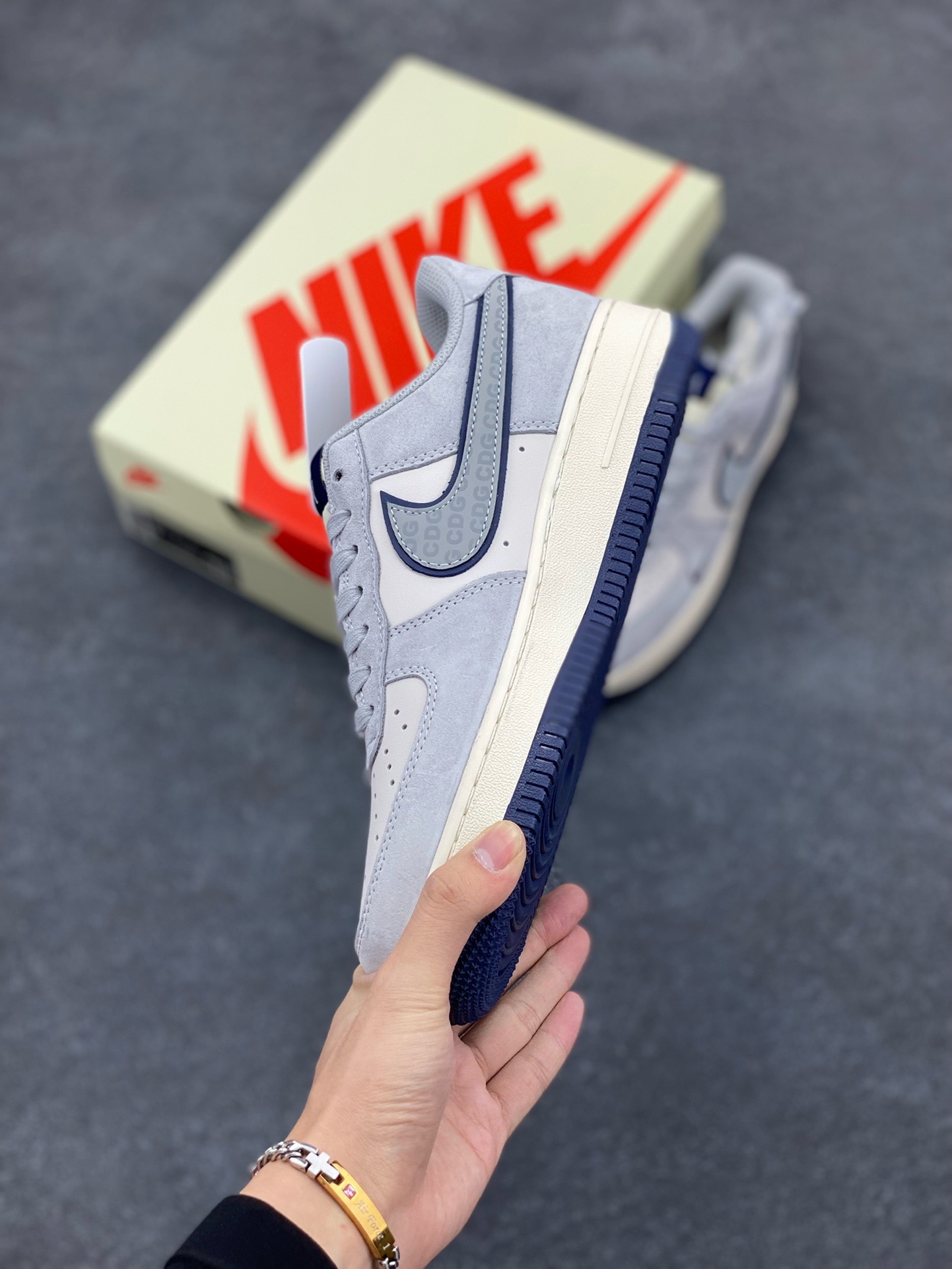 图片[3]-NIke Air Force 1 \’07 Low “斯图西联名–灰猪八蓝底”空军一号 低帮 运动鞋 休闲鞋 折边针车 工艺难度大 原楦头原纸板 原装鞋盒 定制五金配件 内置全掌气垫 原厂鞋底 货号：XZ3318-028 尺码：36 36.5 37.5 38 38.5 39 40 40.5 41 42 42.5 43 44 44.5 45-选品中心