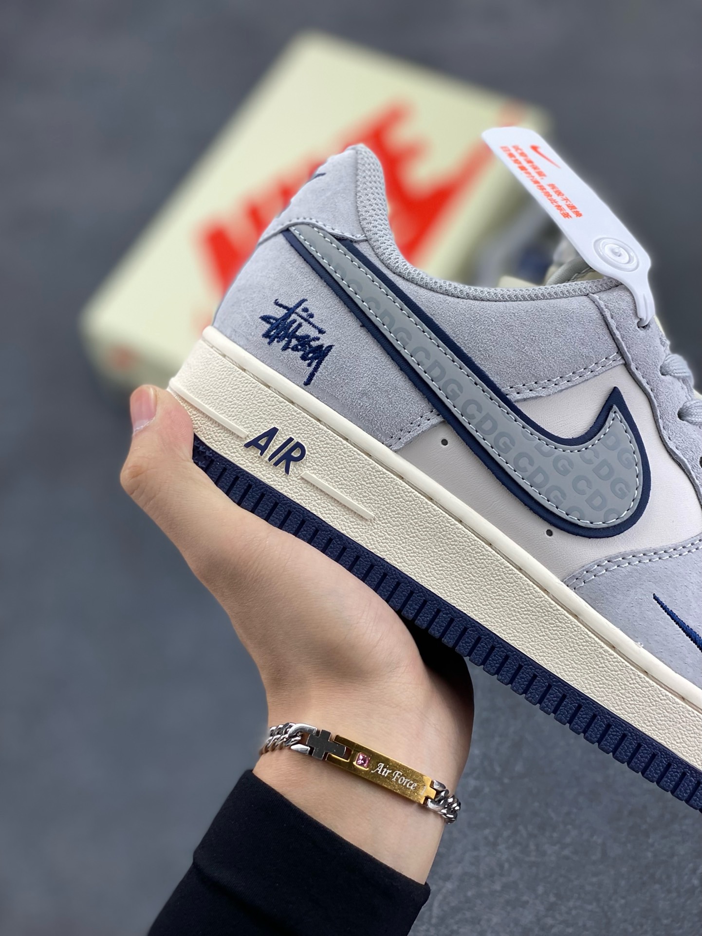 图片[6]-NIke Air Force 1 \’07 Low “斯图西联名–灰猪八蓝底”空军一号 低帮 运动鞋 休闲鞋 折边针车 工艺难度大 原楦头原纸板 原装鞋盒 定制五金配件 内置全掌气垫 原厂鞋底 货号：XZ3318-028 尺码：36 36.5 37.5 38 38.5 39 40 40.5 41 42 42.5 43 44 44.5 45-选品中心