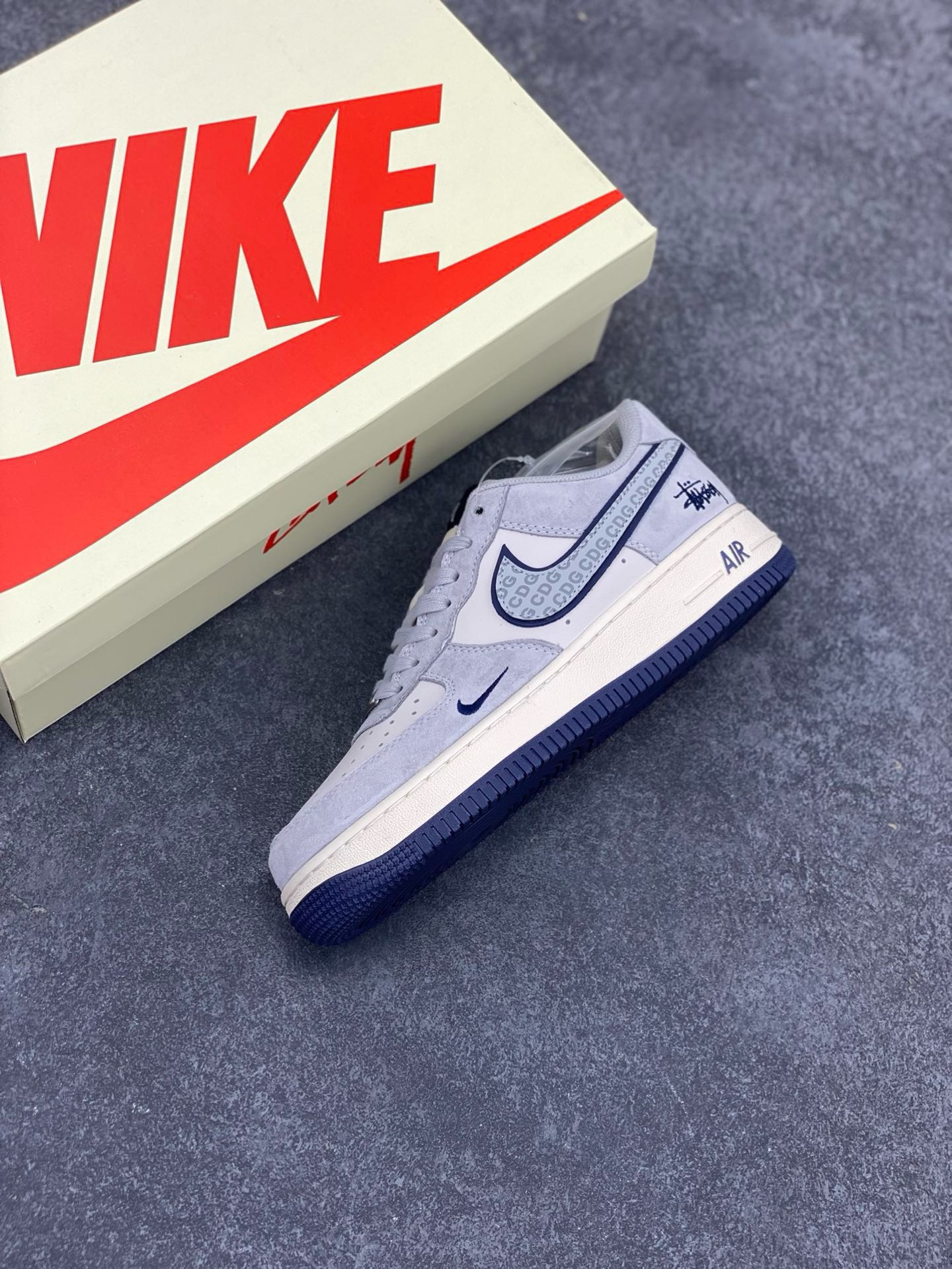 图片[7]-NIke Air Force 1 \’07 Low “斯图西联名–灰猪八蓝底”空军一号 低帮 运动鞋 休闲鞋 折边针车 工艺难度大 原楦头原纸板 原装鞋盒 定制五金配件 内置全掌气垫 原厂鞋底 货号：XZ3318-028 尺码：36 36.5 37.5 38 38.5 39 40 40.5 41 42 42.5 43 44 44.5 45-选品中心