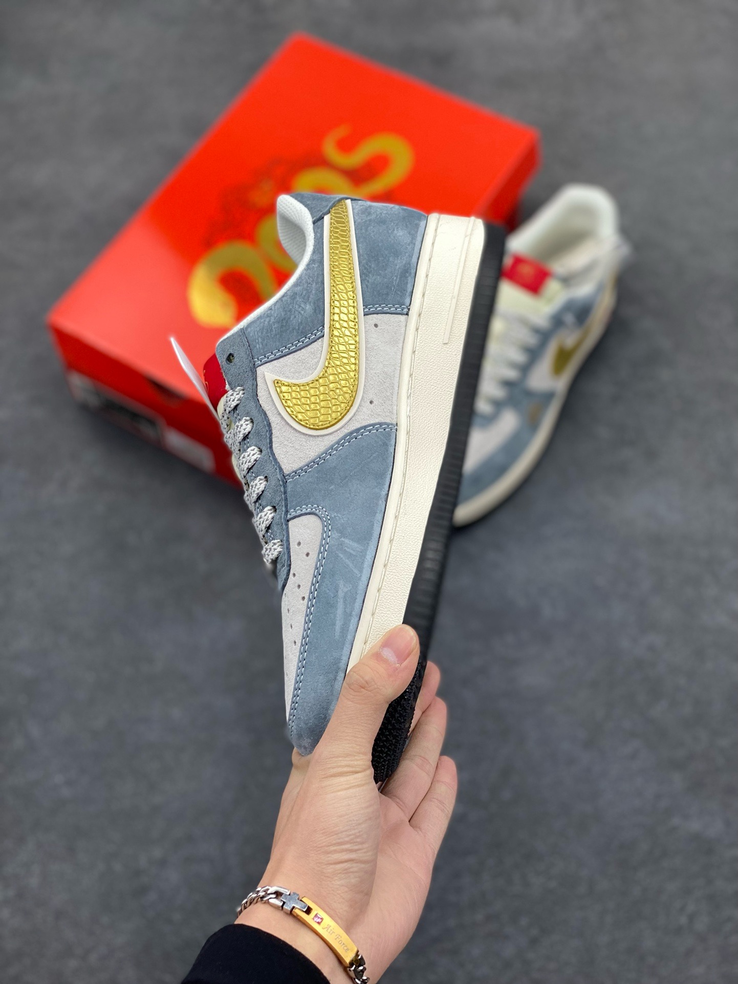 图片[3]-NIke Air Force 1 \’07 Low “蛇年限定–金蛇鳞”空军一号 低帮 运动鞋 休闲鞋 折边针车 工艺难度大 原楦头原纸板 原装鞋盒 定制五金配件 内置全掌气垫 原厂鞋底 货号：XZ2025-688 尺码：36 36.5 37.5 38 38.5 39 40 40.5 41 42 42.5 43 44 44.5 45-选品中心