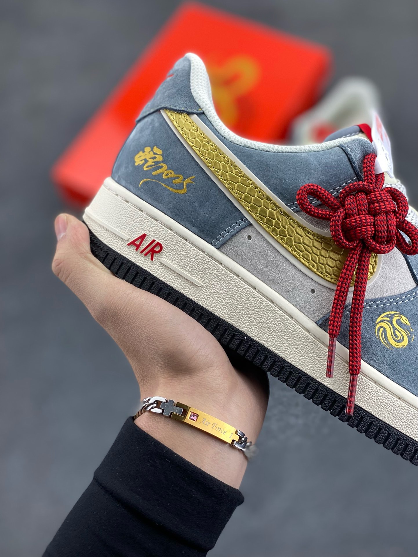 图片[6]-NIke Air Force 1 \’07 Low “蛇年限定–金蛇鳞”空军一号 低帮 运动鞋 休闲鞋 折边针车 工艺难度大 原楦头原纸板 原装鞋盒 定制五金配件 内置全掌气垫 原厂鞋底 货号：XZ2025-688 尺码：36 36.5 37.5 38 38.5 39 40 40.5 41 42 42.5 43 44 44.5 45-选品中心