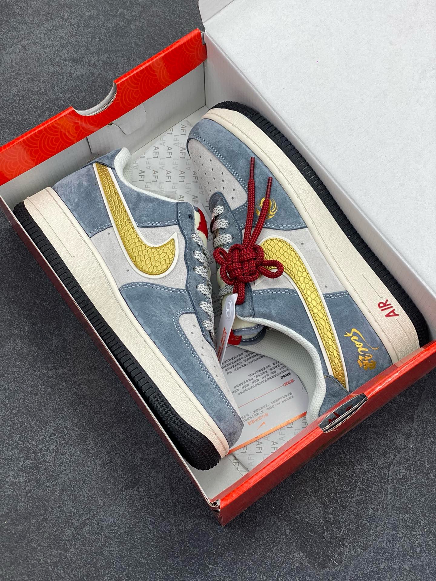 图片[9]-NIke Air Force 1 \’07 Low “蛇年限定–金蛇鳞”空军一号 低帮 运动鞋 休闲鞋 折边针车 工艺难度大 原楦头原纸板 原装鞋盒 定制五金配件 内置全掌气垫 原厂鞋底 货号：XZ2025-688 尺码：36 36.5 37.5 38 38.5 39 40 40.5 41 42 42.5 43 44 44.5 45-选品中心