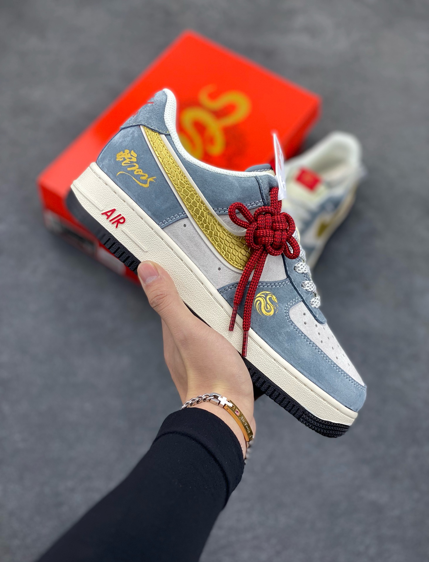 NIke Air Force 1 \’07 Low “蛇年限定–金蛇鳞”空军一号 低帮 运动鞋 休闲鞋 折边针车 工艺难度大 原楦头原纸板 原装鞋盒 定制五金配件 内置全掌气垫 原厂鞋底 货号:XZ2025-688 尺码:36 36.5 37.5 38 38.5 39 40 40.5 41 42 42.5 43 44 44.5 45-选品中心