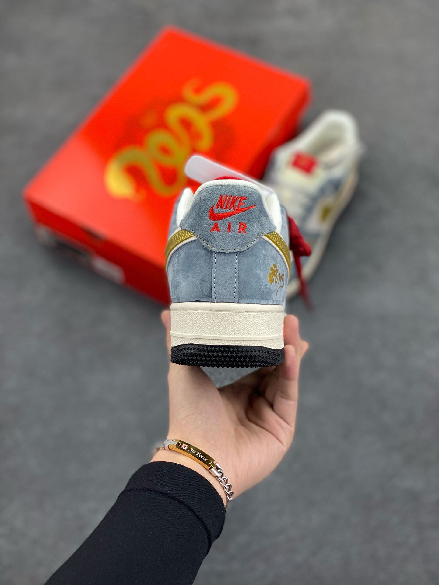 图片[4]-NIke Air Force 1 \’07 Low “蛇年限定–金蛇鳞”空军一号 低帮 运动鞋 休闲鞋 折边针车 工艺难度大 原楦头原纸板 原装鞋盒 定制五金配件 内置全掌气垫 原厂鞋底 货号：XZ2025-688 尺码：36 36.5 37.5 38 38.5 39 40 40.5 41 42 42.5 43 44 44.5 45-选品中心