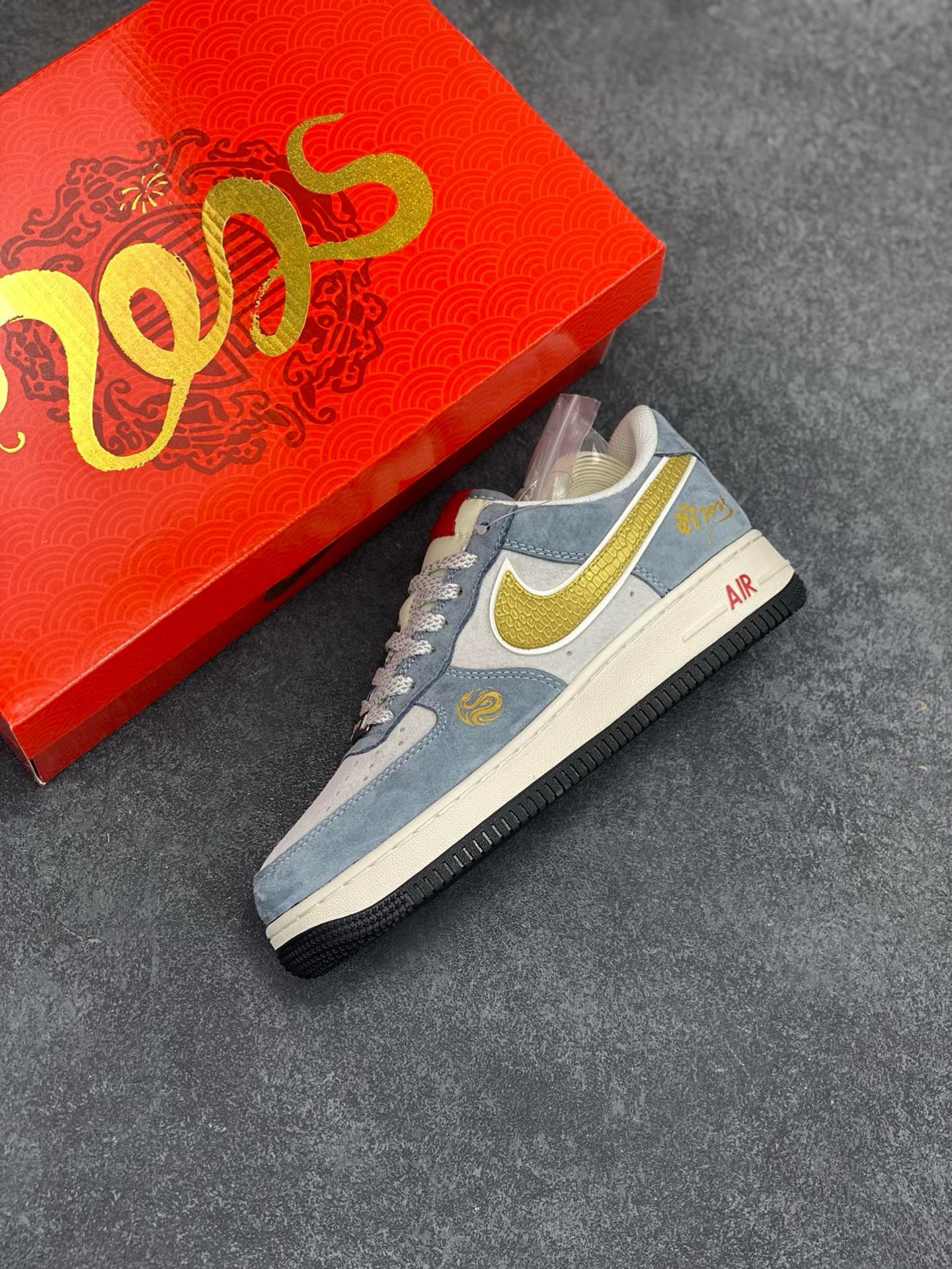 图片[7]-NIke Air Force 1 \’07 Low “蛇年限定–金蛇鳞”空军一号 低帮 运动鞋 休闲鞋 折边针车 工艺难度大 原楦头原纸板 原装鞋盒 定制五金配件 内置全掌气垫 原厂鞋底 货号：XZ2025-688 尺码：36 36.5 37.5 38 38.5 39 40 40.5 41 42 42.5 43 44 44.5 45-选品中心