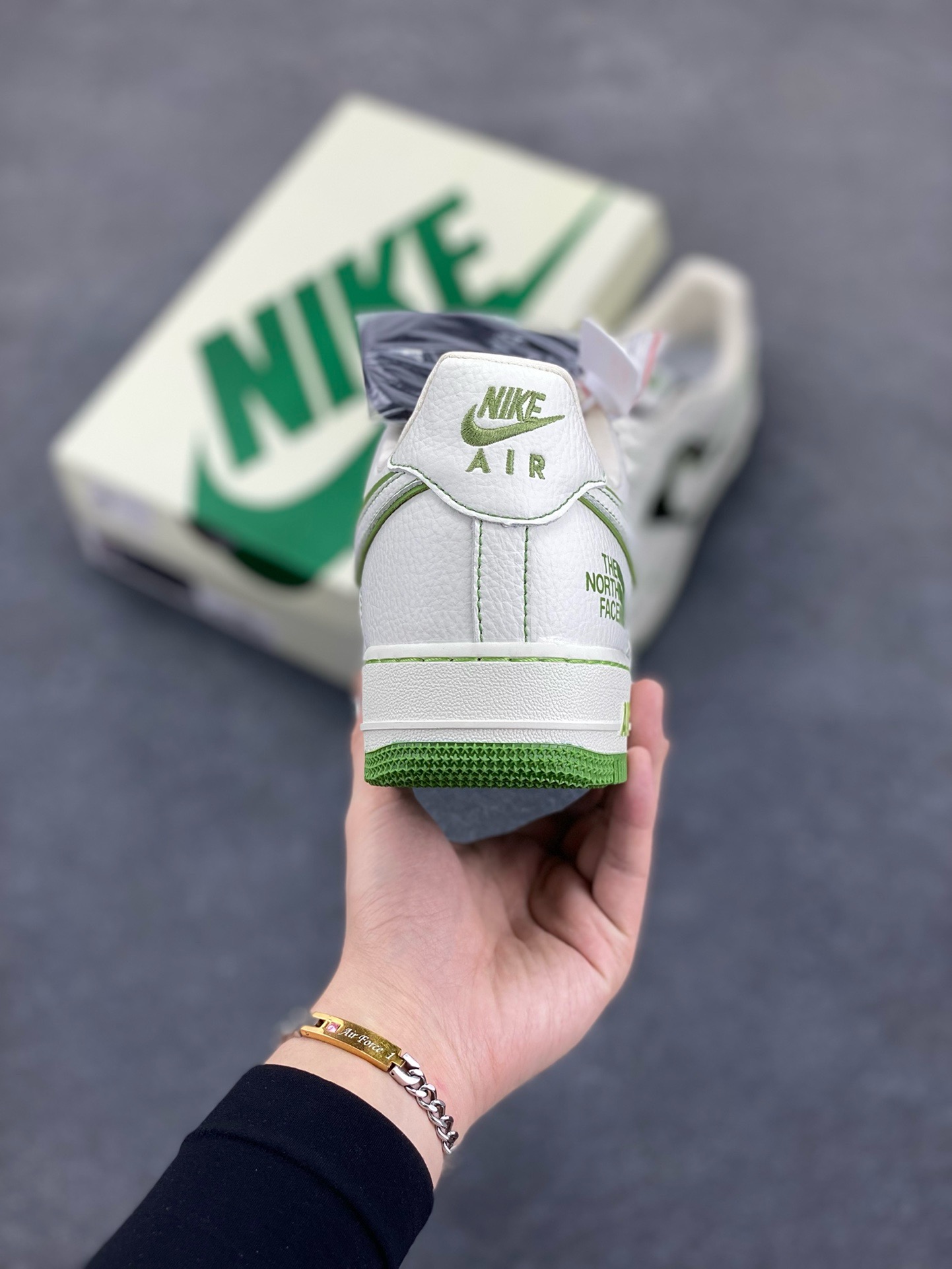 图片[4]-福利特价 NIke Air Force 1 \’07 Low “北面联名”空军一号 低帮 运动鞋 休闲鞋 折边针车 工艺难度大 原楦头原纸板 原装鞋盒 定制五金配件 内置全掌气垫 原厂鞋底 货号：SC9207-527 尺码：36 36.5 37.5 38 38.5 39 40 40.5 41 42 42.5 43 44 44.5 45-选品中心