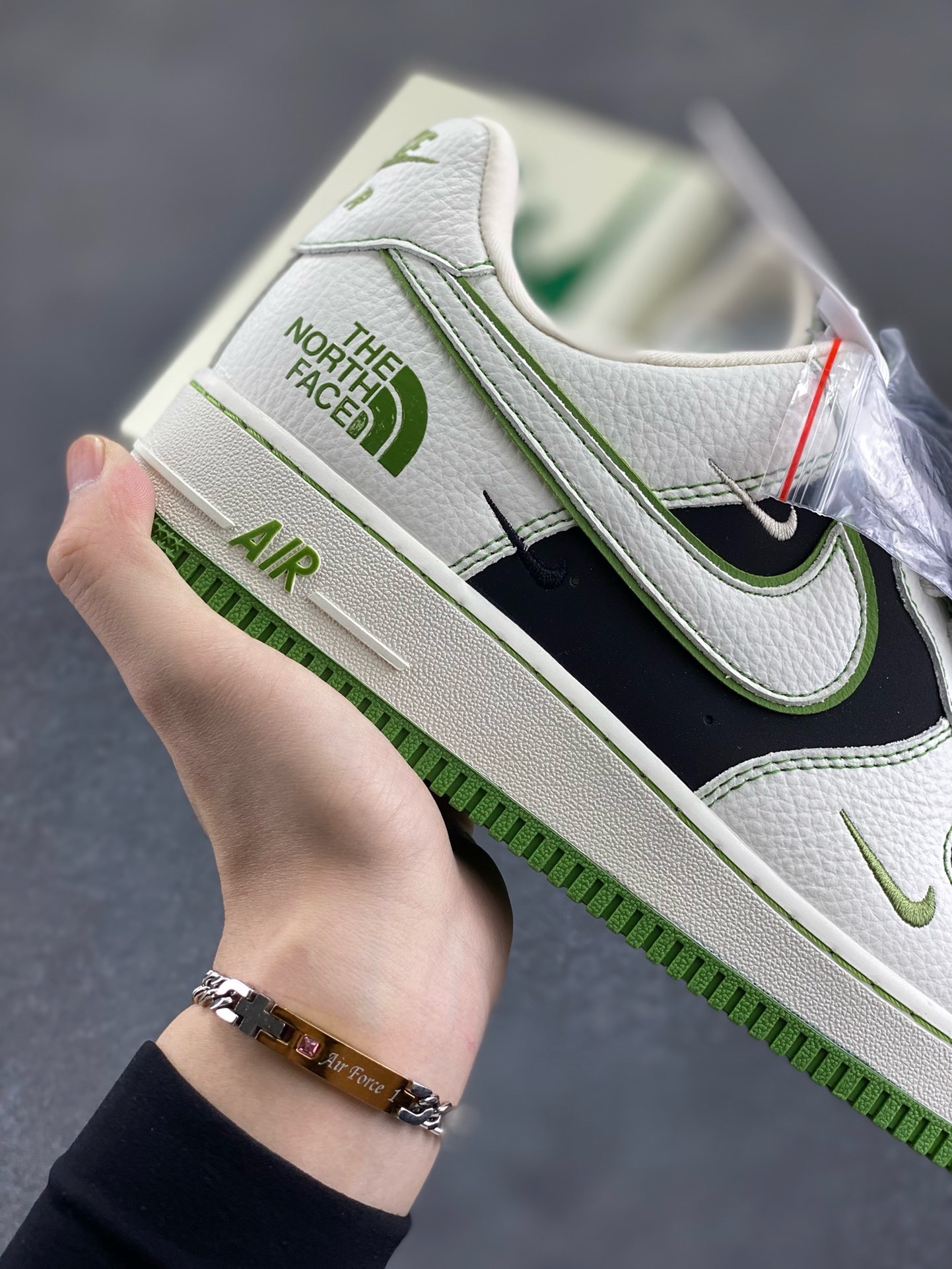 图片[6]-福利特价 NIke Air Force 1 \’07 Low “北面联名”空军一号 低帮 运动鞋 休闲鞋 折边针车 工艺难度大 原楦头原纸板 原装鞋盒 定制五金配件 内置全掌气垫 原厂鞋底 货号：SC9207-527 尺码：36 36.5 37.5 38 38.5 39 40 40.5 41 42 42.5 43 44 44.5 45-选品中心