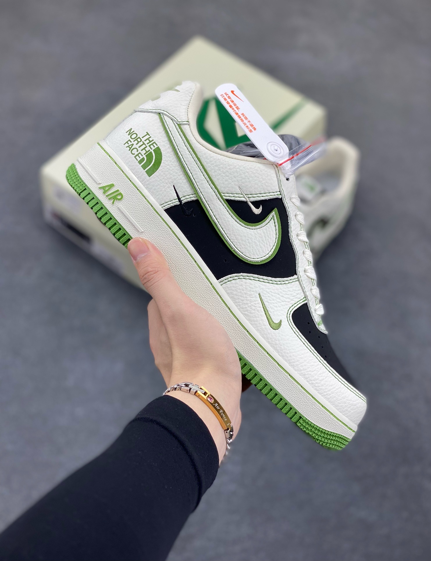 福利特价 NIke Air Force 1 \’07 Low “北面联名”空军一号 低帮 运动鞋 休闲鞋 折边针车 工艺难度大 原楦头原纸板 原装鞋盒 定制五金配件 内置全掌气垫 原厂鞋底 货号:SC9207-527 尺码:36 36.5 37.5 38 38.5 39 40 40.5 41 42 42.5 43 44 44.5 45-选品中心