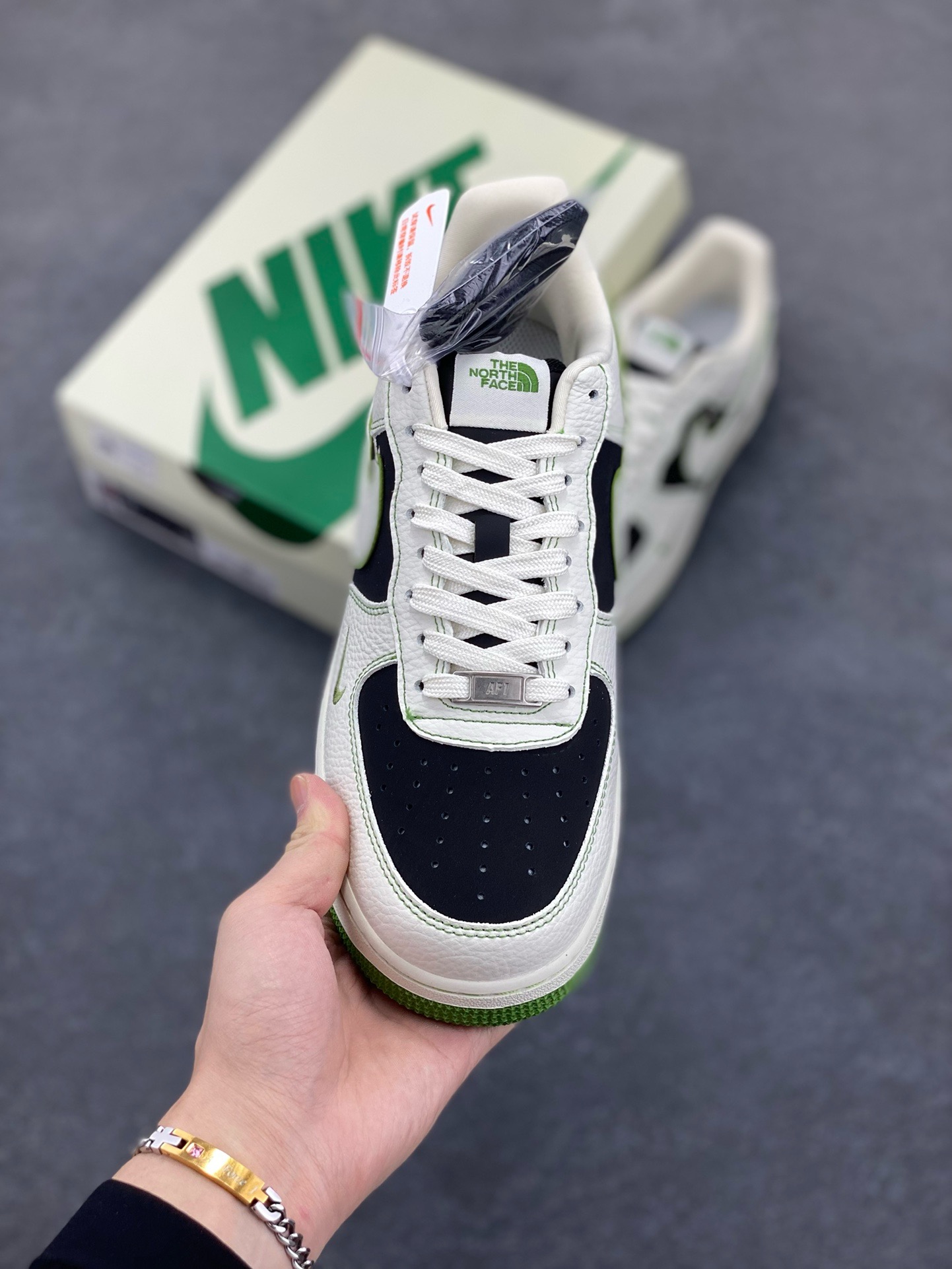 图片[2]-福利特价 NIke Air Force 1 \’07 Low “北面联名”空军一号 低帮 运动鞋 休闲鞋 折边针车 工艺难度大 原楦头原纸板 原装鞋盒 定制五金配件 内置全掌气垫 原厂鞋底 货号：SC9207-527 尺码：36 36.5 37.5 38 38.5 39 40 40.5 41 42 42.5 43 44 44.5 45-选品中心