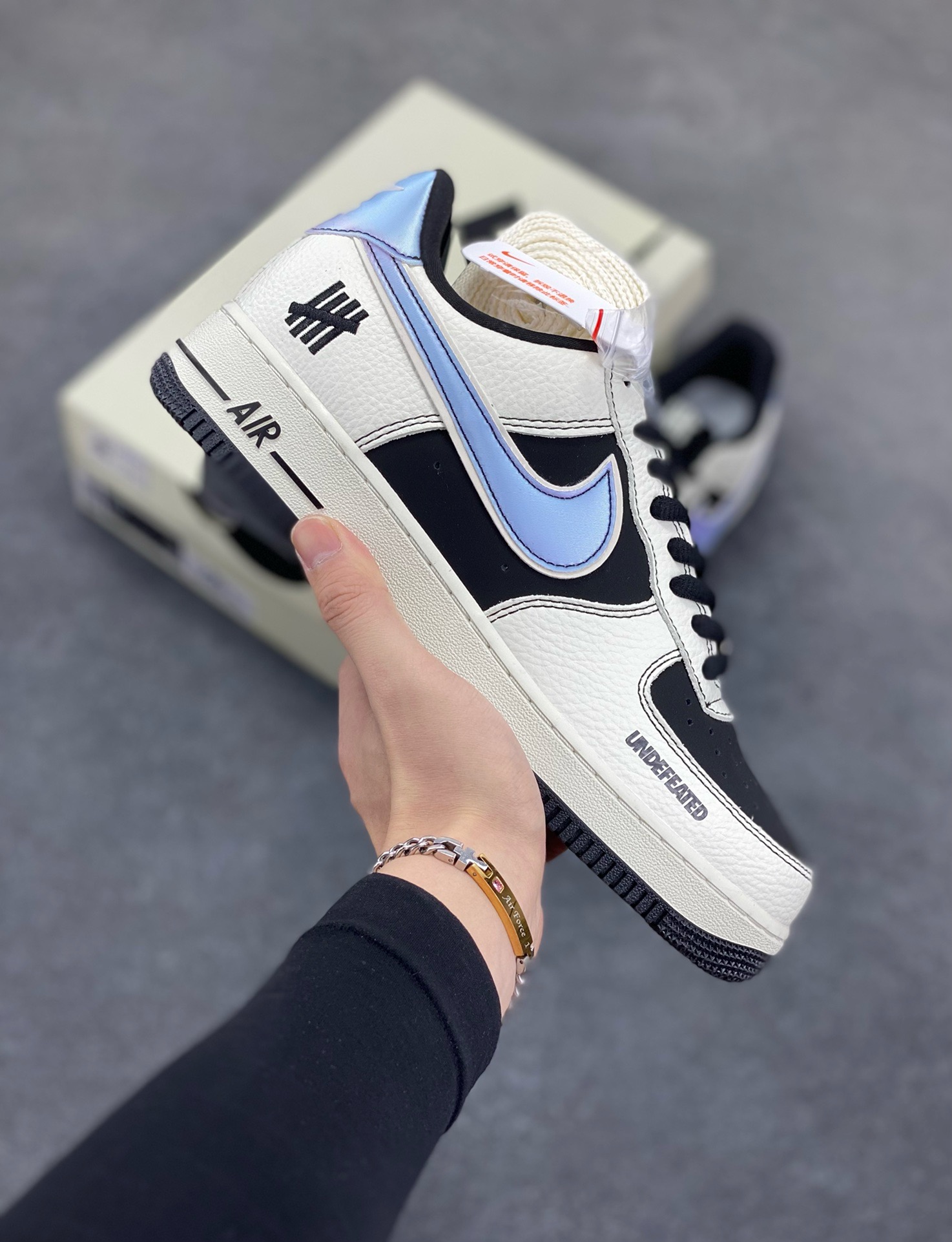 福利特价 NIke Air Force 1 \’07 Low “UN联名”空军一号 低帮 运动鞋 休闲鞋 折边针车 工艺难度大 原楦头原纸板 原装鞋盒 定制五金配件 内置全掌气垫 原厂鞋底 货号:SC9207-528 尺码:36 36.5 37.5 38 38.5 39 40 40.5 41 42 42.5 43 44 44.5 45-选品中心