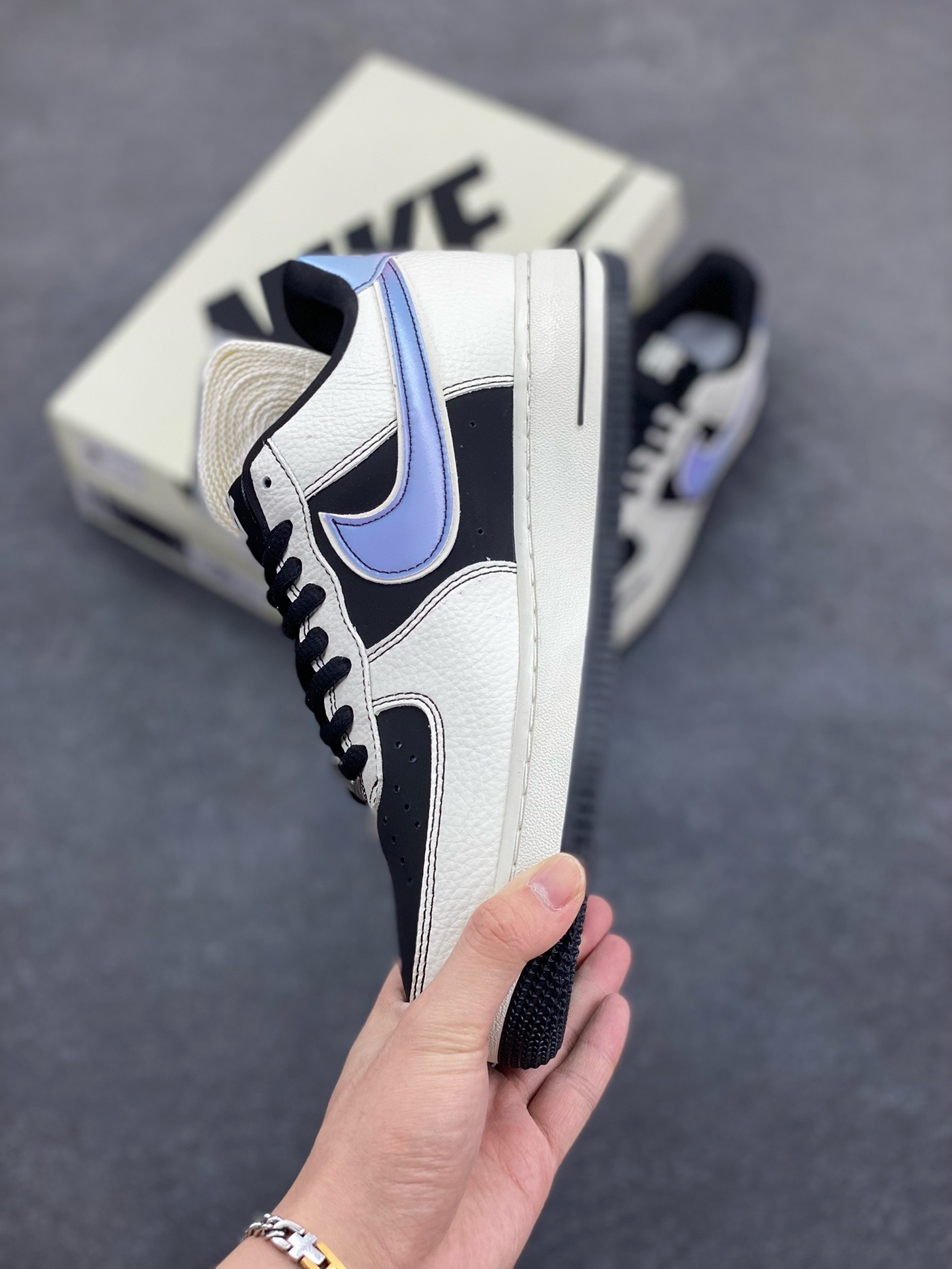 图片[3]-福利特价 NIke Air Force 1 \’07 Low “UN联名”空军一号 低帮 运动鞋 休闲鞋 折边针车 工艺难度大 原楦头原纸板 原装鞋盒 定制五金配件 内置全掌气垫 原厂鞋底 货号：SC9207-528 尺码：36 36.5 37.5 38 38.5 39 40 40.5 41 42 42.5 43 44 44.5 45-选品中心