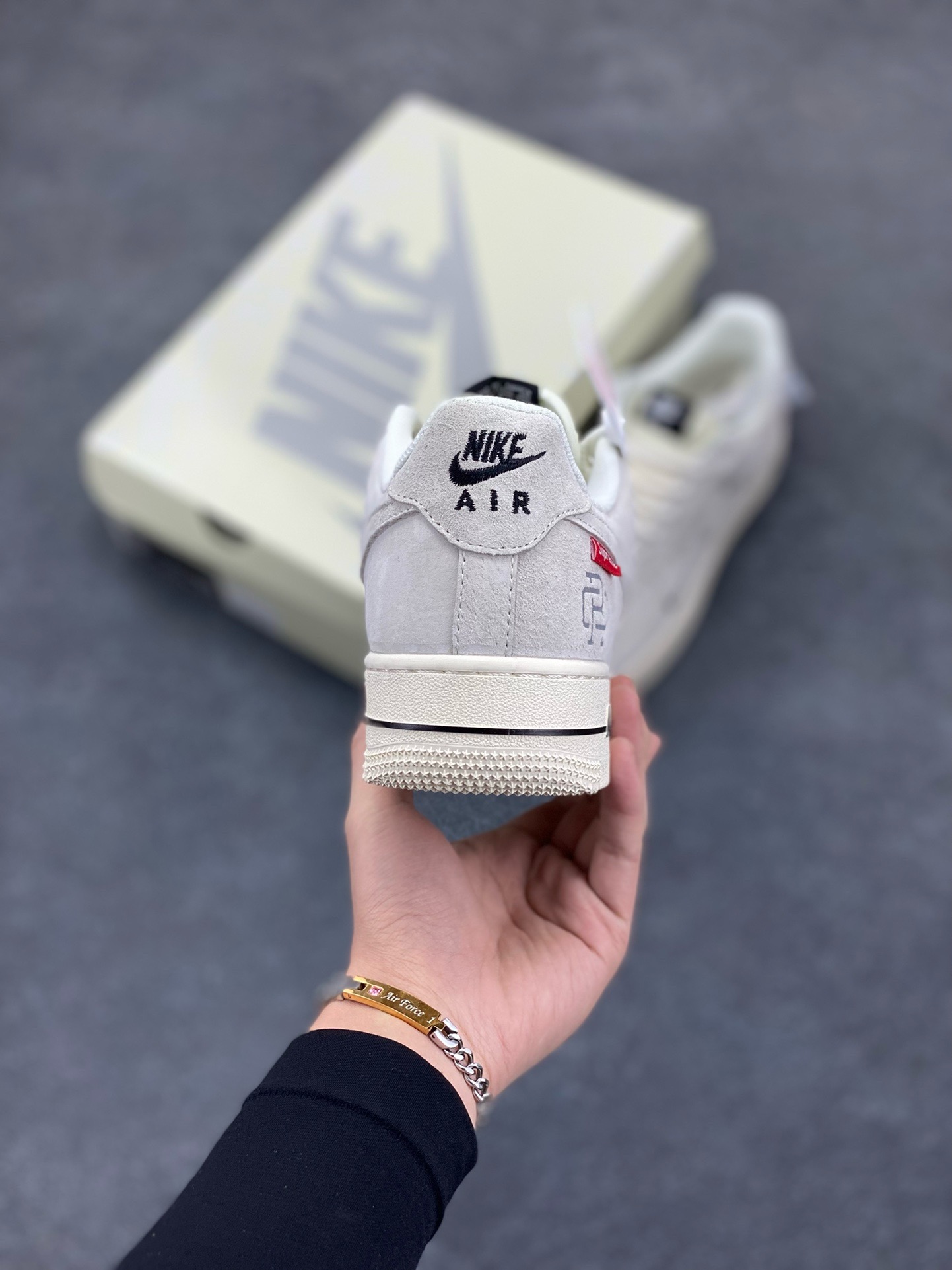 图片[4]-NIke Air Force 1 \’07 Low “Supreme冠军联名–米白小三勾”空军一号 低帮 运动鞋 休闲鞋 折边针车 工艺难度大 原楦头原纸板 原装鞋盒 定制五金配件 内置全掌气垫 原厂鞋底 货号：SJ6698-020 尺码：36 36.5 37.5 38 38.5 39 40 40.5 41 42 42.5 43 44 44.5 45-选品中心