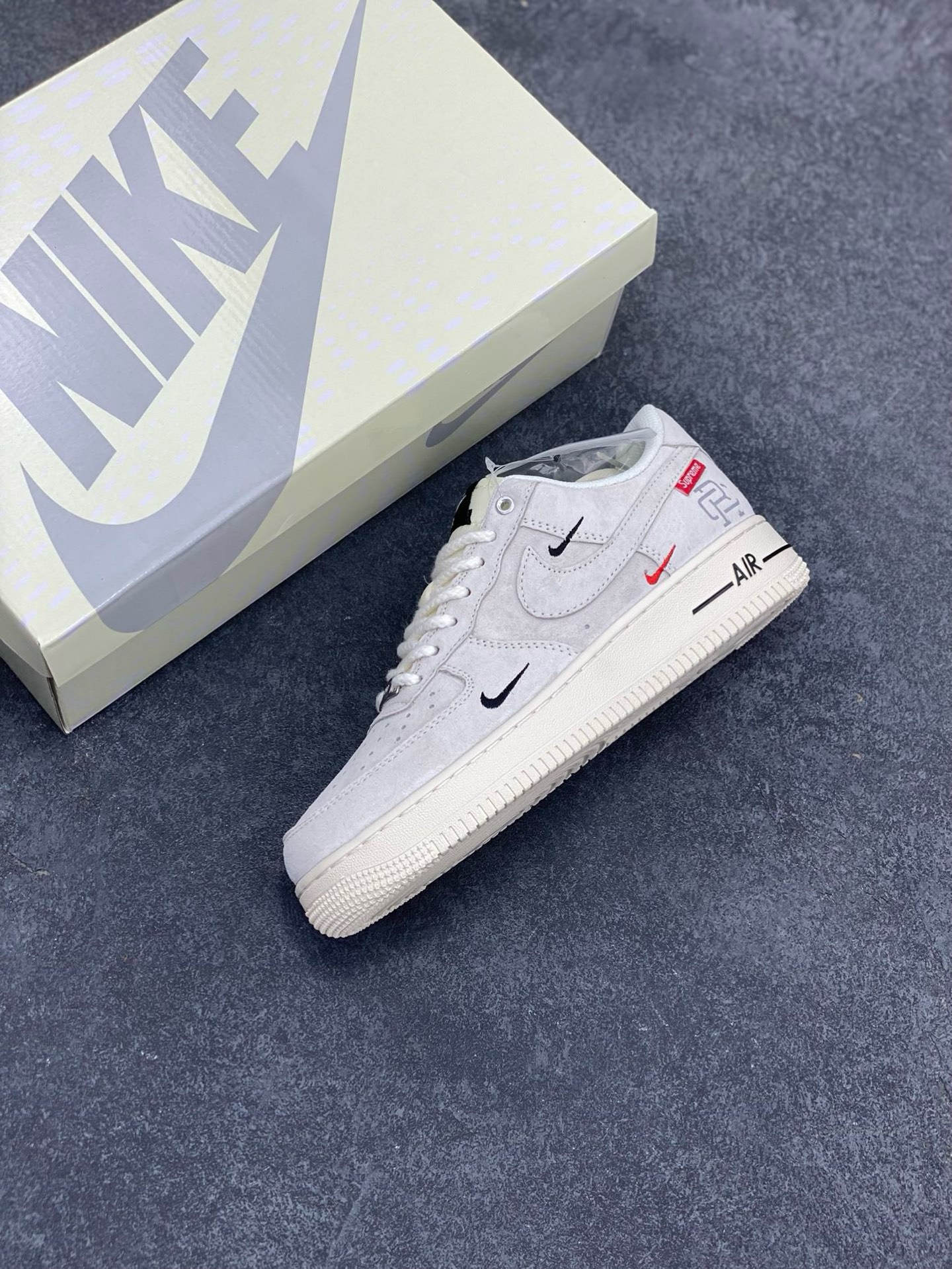 图片[7]-NIke Air Force 1 \’07 Low “Supreme冠军联名–米白小三勾”空军一号 低帮 运动鞋 休闲鞋 折边针车 工艺难度大 原楦头原纸板 原装鞋盒 定制五金配件 内置全掌气垫 原厂鞋底 货号：SJ6698-020 尺码：36 36.5 37.5 38 38.5 39 40 40.5 41 42 42.5 43 44 44.5 45-选品中心
