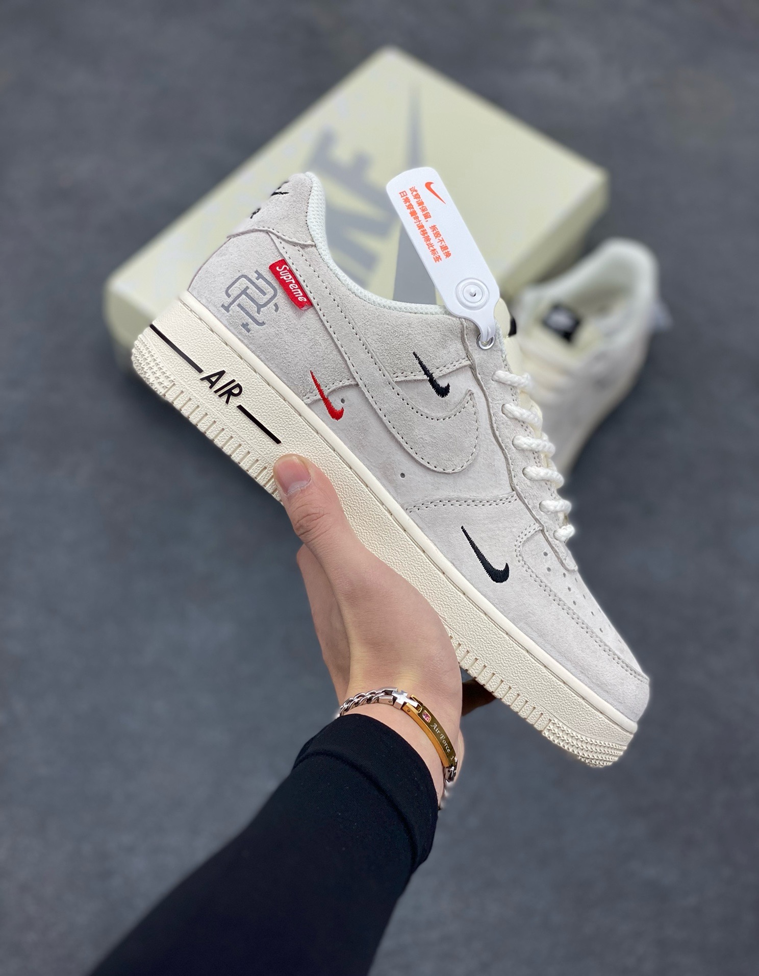 NIke Air Force 1 \’07 Low “Supreme冠军联名–米白小三勾”空军一号 低帮 运动鞋 休闲鞋 折边针车 工艺难度大 原楦头原纸板 原装鞋盒 定制五金配件 内置全掌气垫 原厂鞋底 货号:SJ6698-020 尺码:36 36.5 37.5 38 38.5 39 40 40.5 41 42 42.5 43 44 44.5 45-选品中心