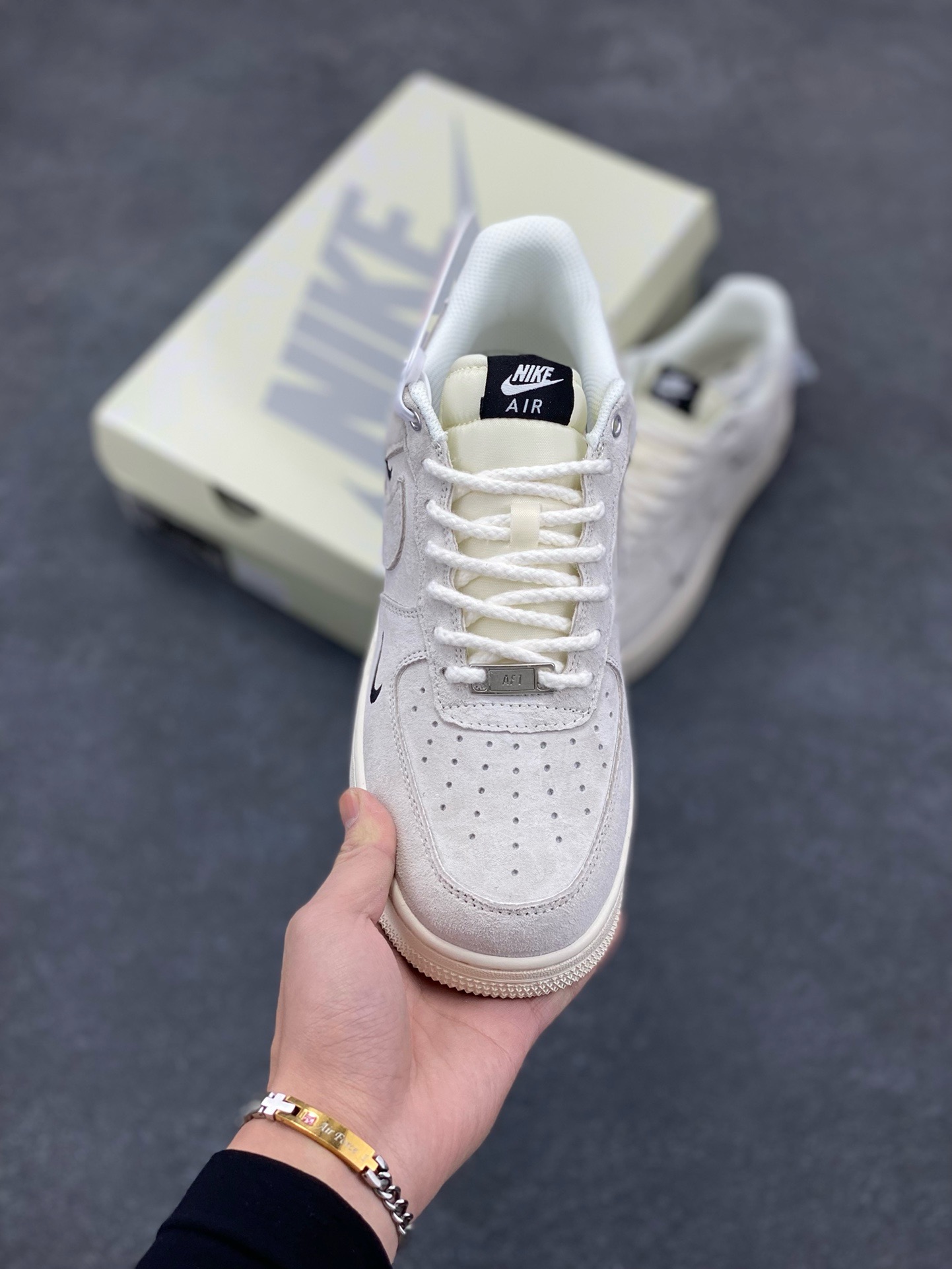 图片[2]-NIke Air Force 1 \’07 Low “Supreme冠军联名–米白小三勾”空军一号 低帮 运动鞋 休闲鞋 折边针车 工艺难度大 原楦头原纸板 原装鞋盒 定制五金配件 内置全掌气垫 原厂鞋底 货号：SJ6698-020 尺码：36 36.5 37.5 38 38.5 39 40 40.5 41 42 42.5 43 44 44.5 45-选品中心
