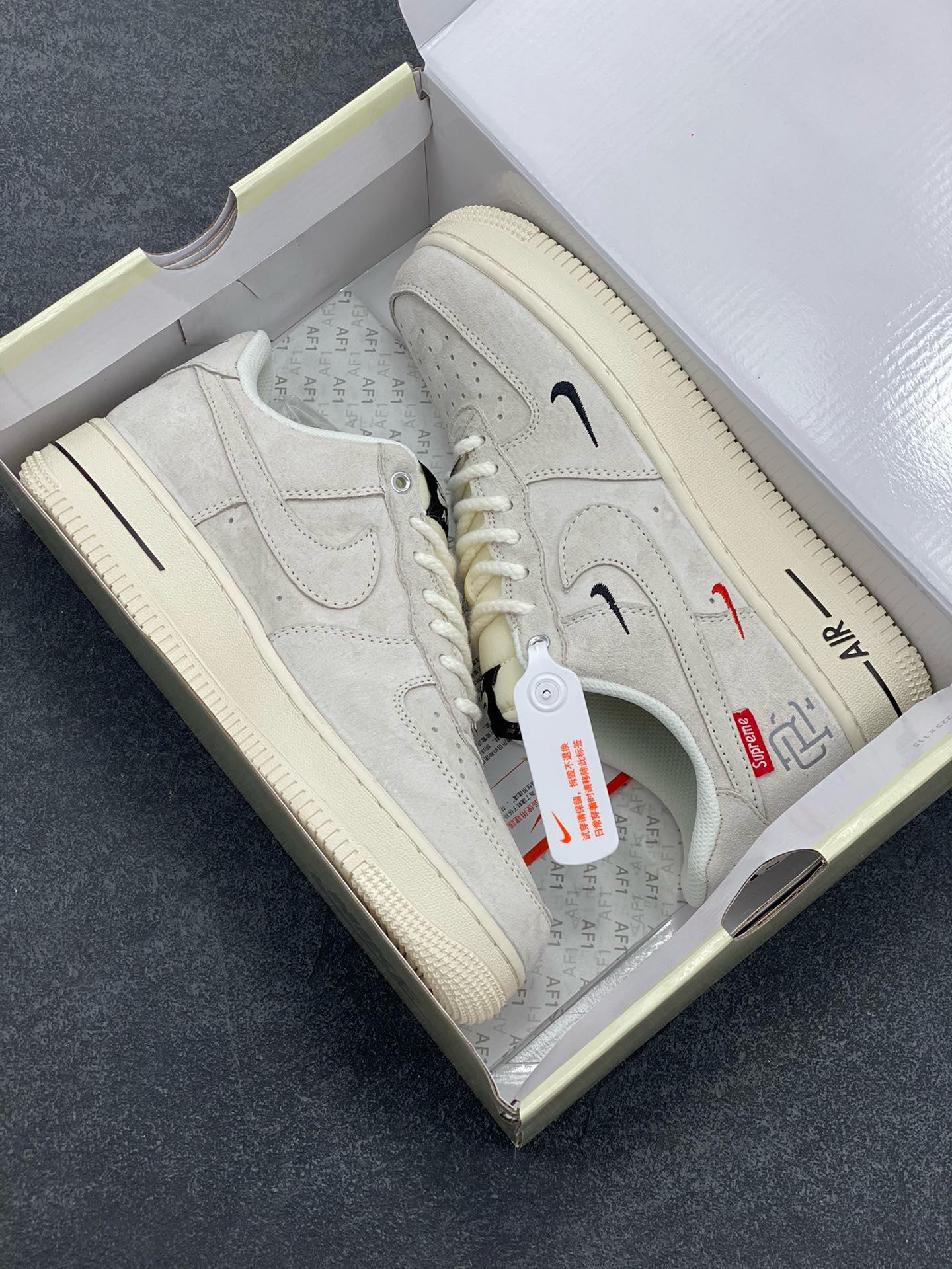 图片[9]-NIke Air Force 1 \’07 Low “Supreme冠军联名–米白小三勾”空军一号 低帮 运动鞋 休闲鞋 折边针车 工艺难度大 原楦头原纸板 原装鞋盒 定制五金配件 内置全掌气垫 原厂鞋底 货号：SJ6698-020 尺码：36 36.5 37.5 38 38.5 39 40 40.5 41 42 42.5 43 44 44.5 45-选品中心