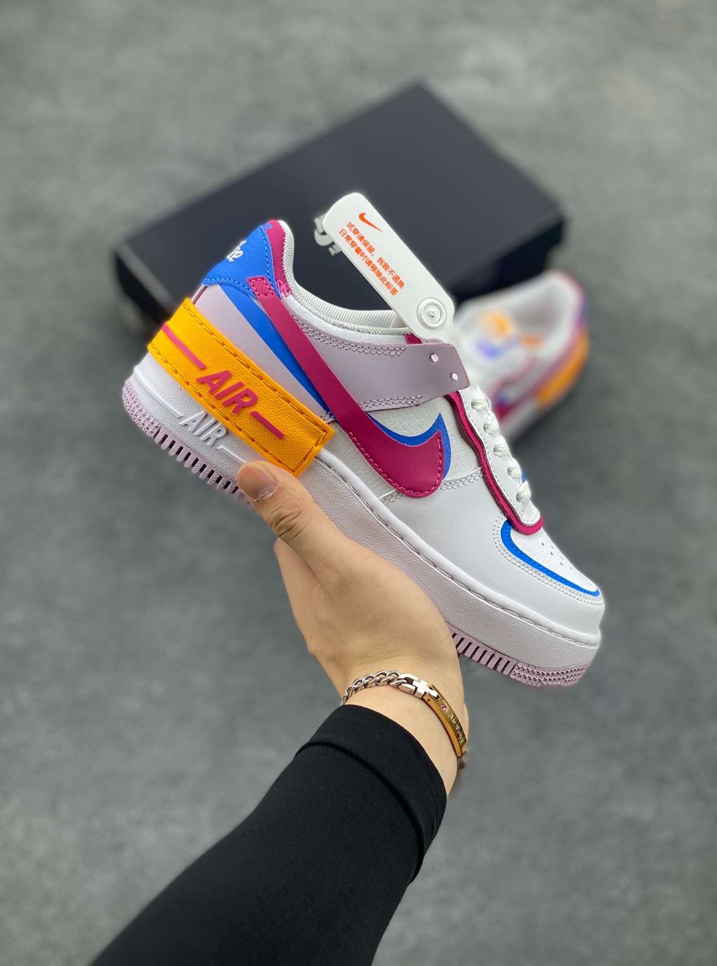 福利特价 NK Air Force 1 Shadow 轻量增高低帮百搭板鞋\”拼接马卡龙\” 全新少女系解构主义设计双层轻量EVA发泡中底+防滑RB橡胶外圈底鞋底 原楦头原纸板 打造纯正空军版型 专注外贸渠道 全掌内置蜂窝气垫 原盒配件 原厂中底钢印、拉帮完美 货号:HF5064-100 尺码:35.5 36 36.5 37.5 38 38.5 39 40 40.5 41 42-选品中心