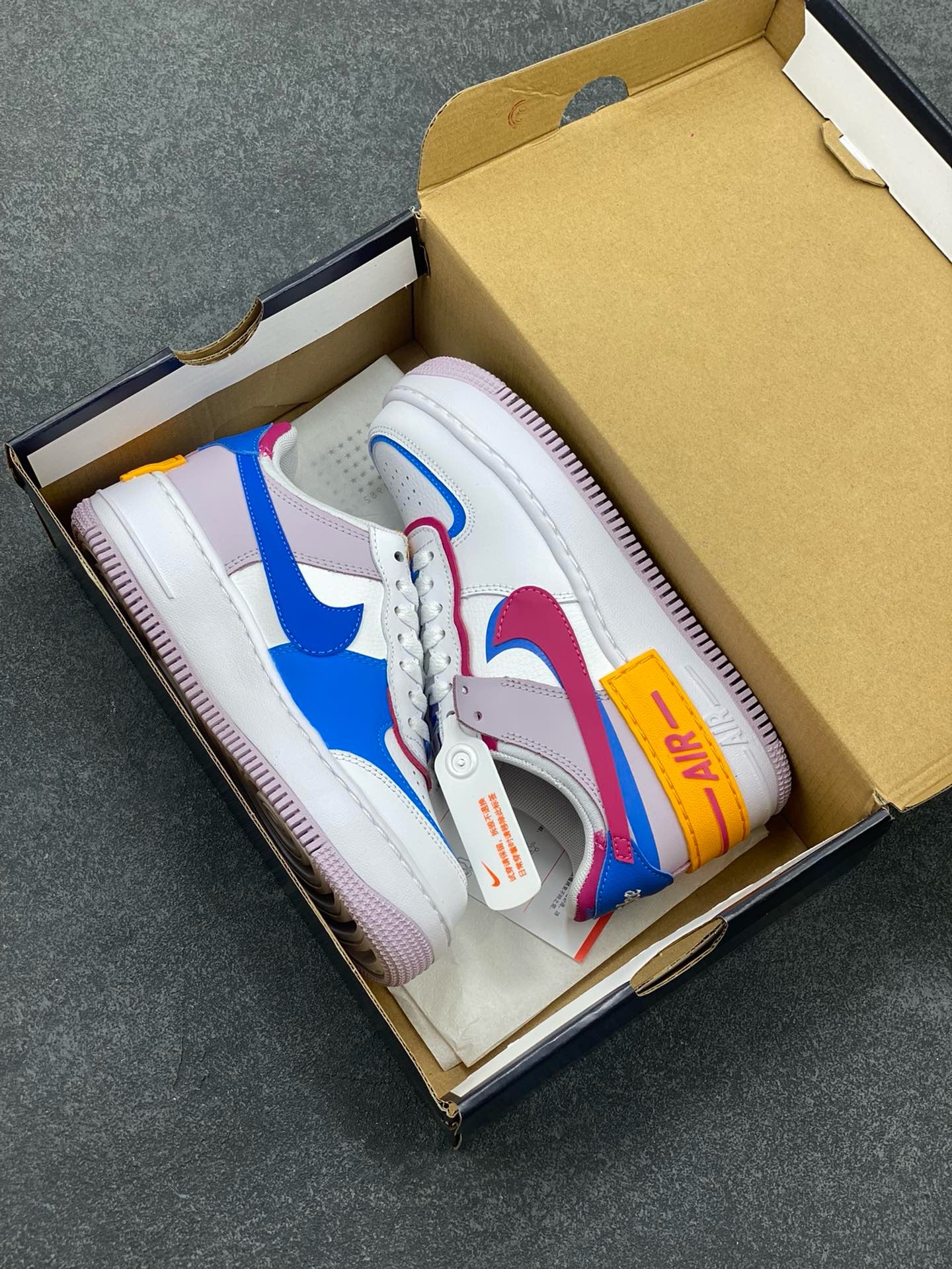 图片[9]-福利特价 NK Air Force 1 Shadow 轻量增高低帮百搭板鞋\”拼接马卡龙\” 全新少女系解构主义设计双层轻量EVA发泡中底+防滑RB橡胶外圈底鞋底 原楦头原纸板 打造纯正空军版型 专注外贸渠道 全掌内置蜂窝气垫 原盒配件 原厂中底钢印、拉帮完美 货号：HF5064-100 尺码：35.5 36 36.5 37.5 38 38.5 39 40 40.5 41 42-选品中心