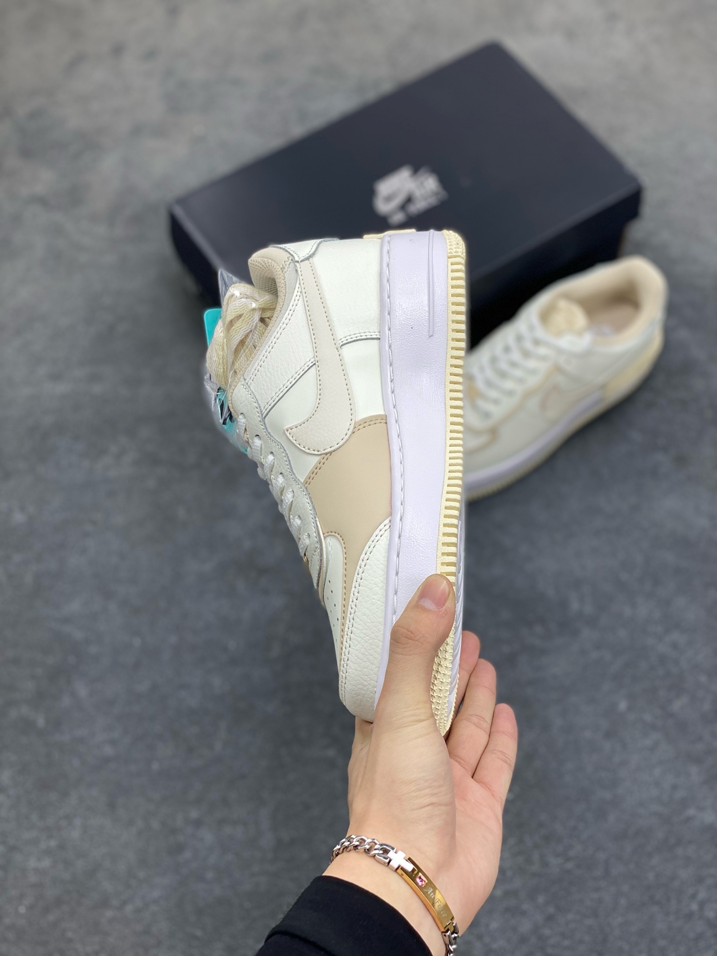 图片[3]-福利特价 NK Air Force 1 Shadow 轻量增高低帮百搭板鞋\”拼接马卡龙\” 全新少女系解构主义设计双层轻量EVA发泡中底+防滑RB橡胶外圈底鞋底 原楦头原纸板 打造纯正空军版型 专注外贸渠道 全掌内置蜂窝气垫 原盒配件 原厂中底钢印、拉帮完美 货号：FQ6871-111 尺码：35.5 36 36.5 37.5 38 38.5 39 40 40.5 41 42-选品中心